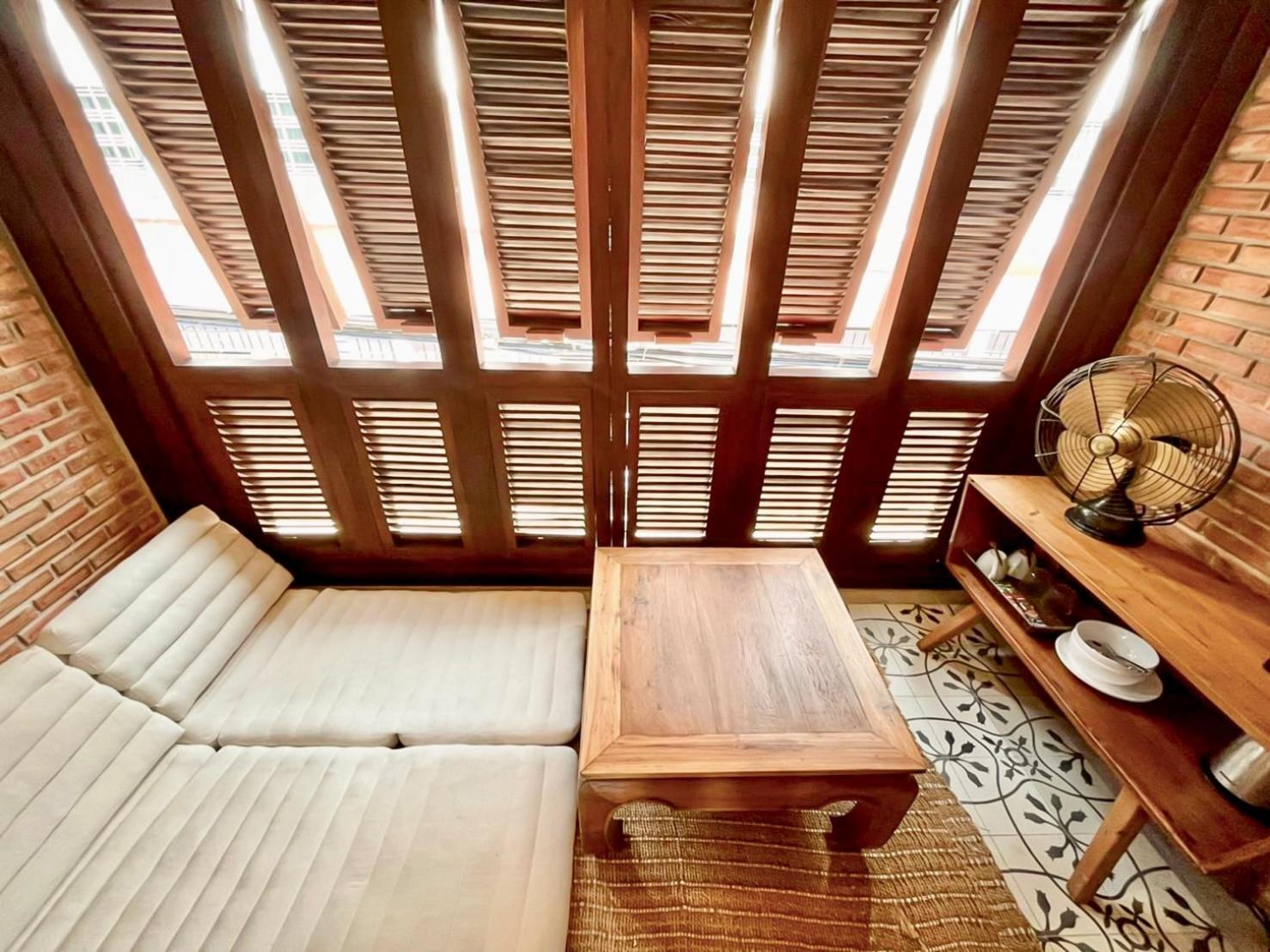 Deluxe King Room - Photo 8
