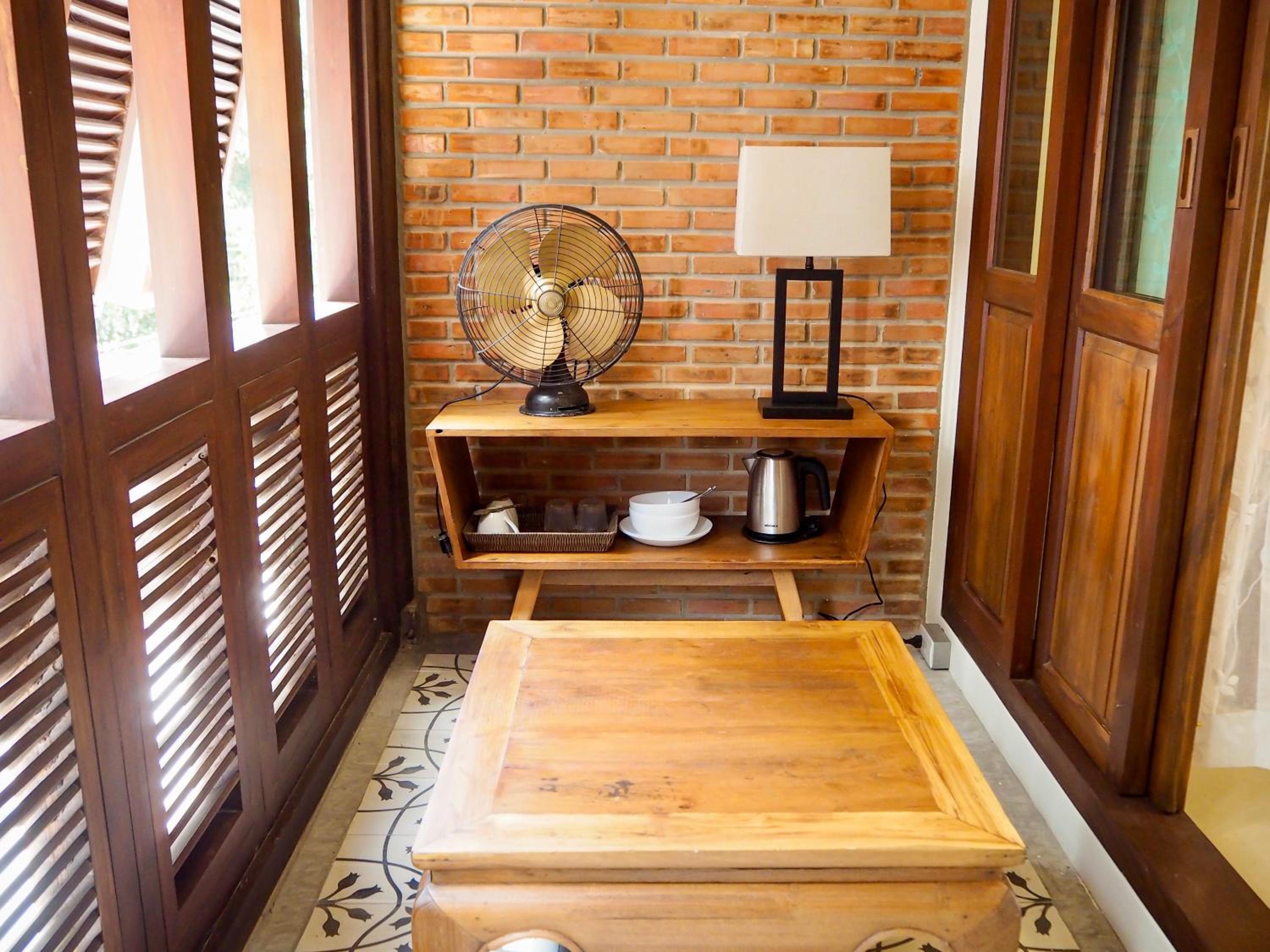 Deluxe King Room - Photo 9