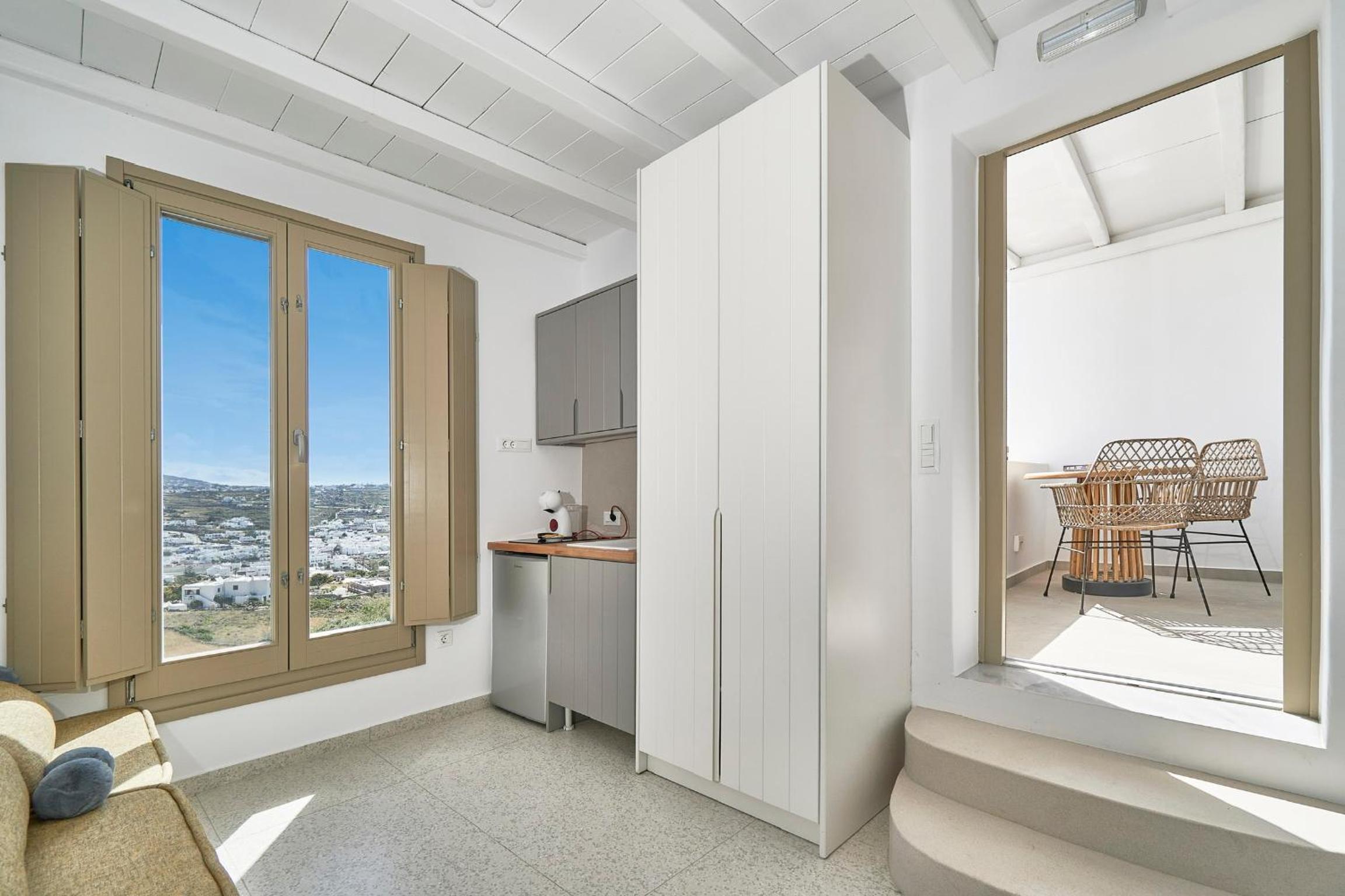 Deluxe Suite with Sea View - Photo 4