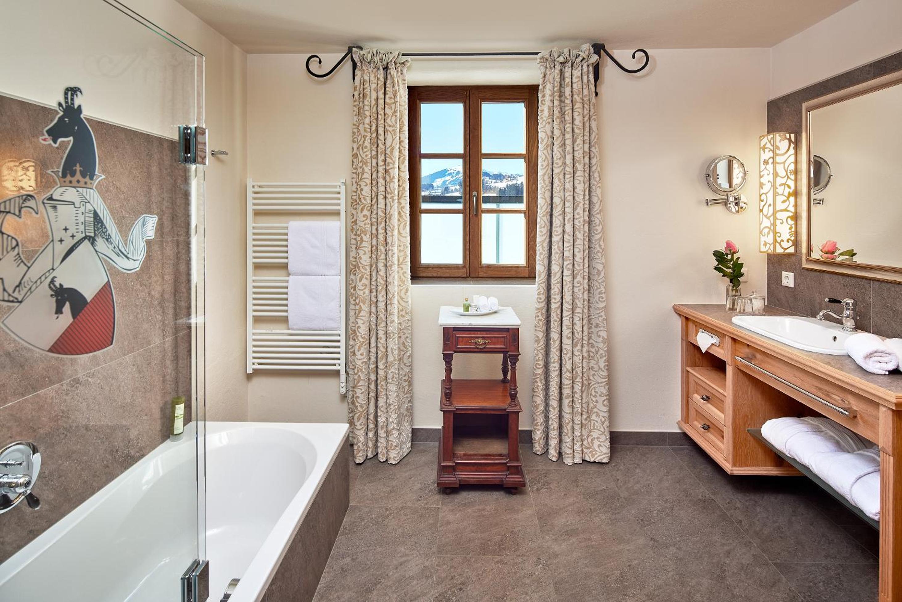 King Suite with Balcony - Photo 4