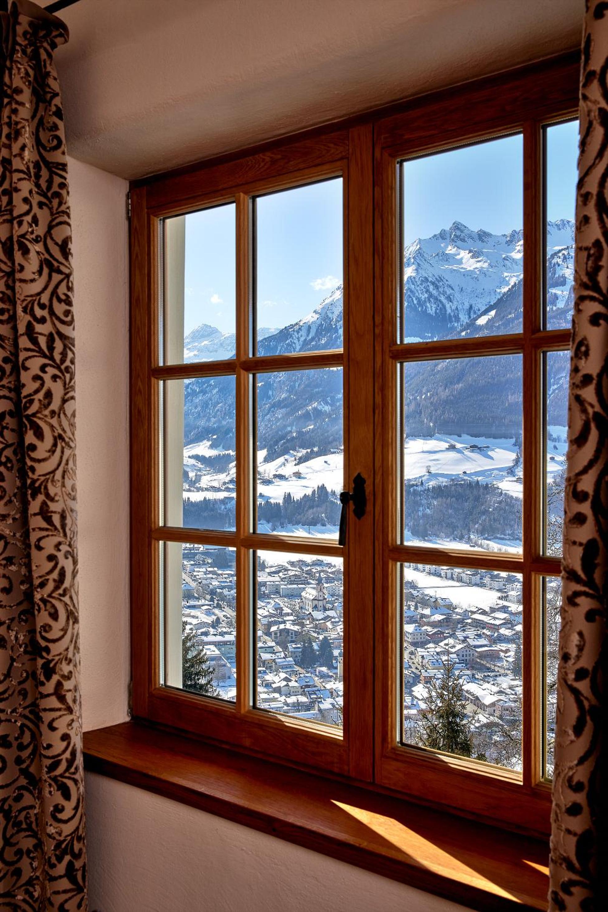 King Suite with Balcony - Photo 5