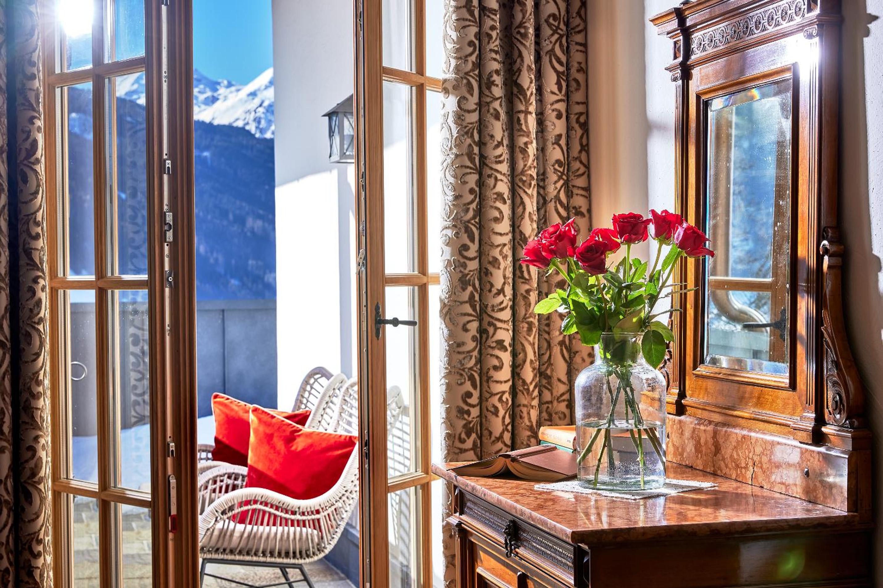 King Suite with Balcony - Photo 3