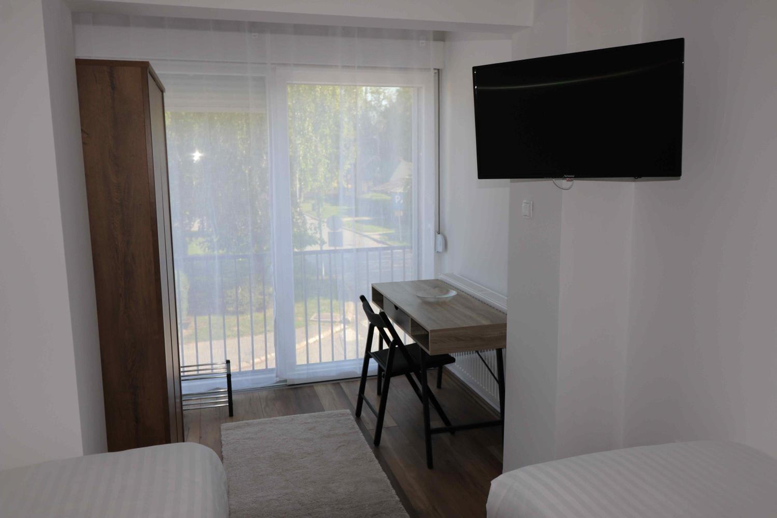 Deluxe Double or Twin Room with City View - Photo 9