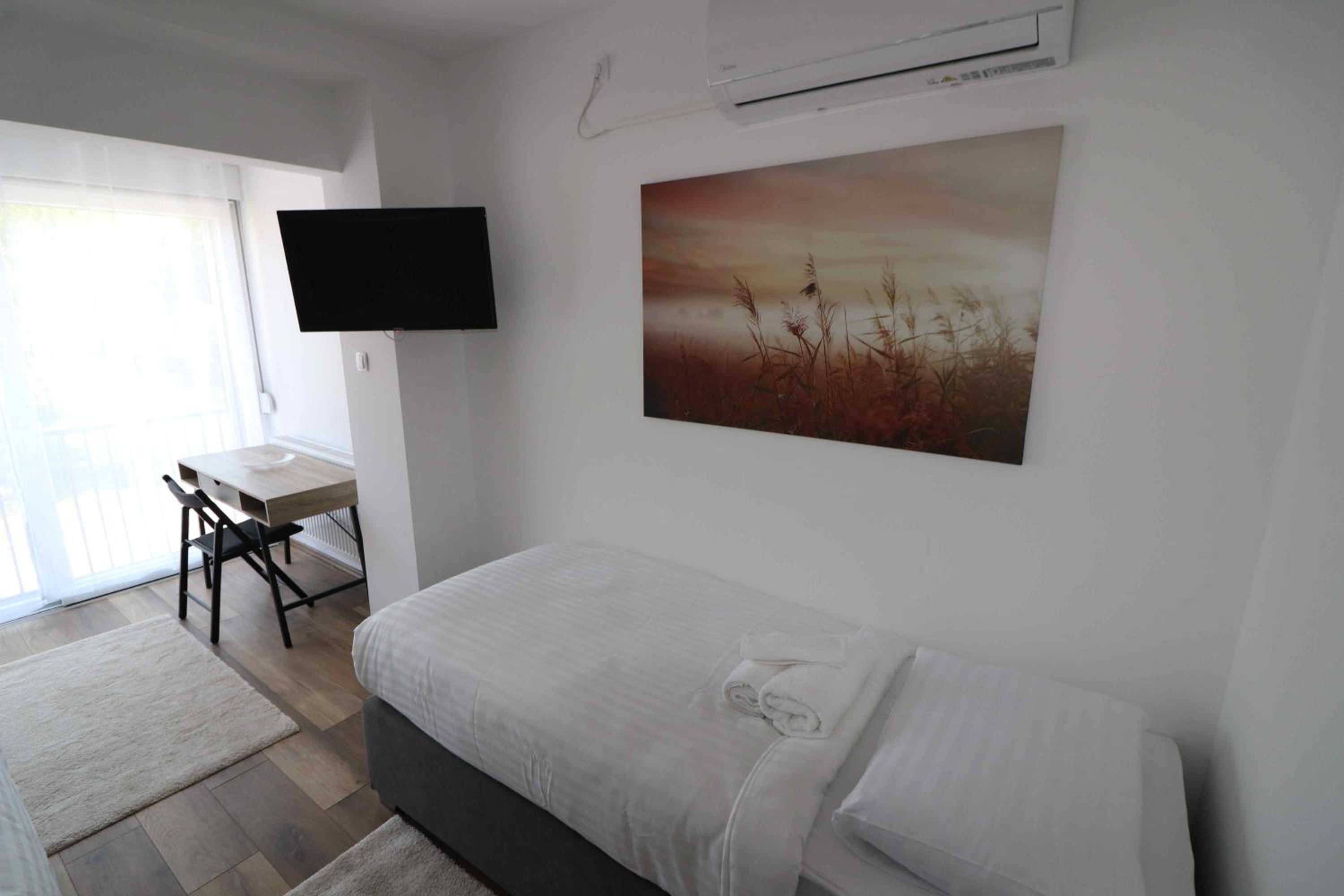 Deluxe Double or Twin Room with City View - Photo 8