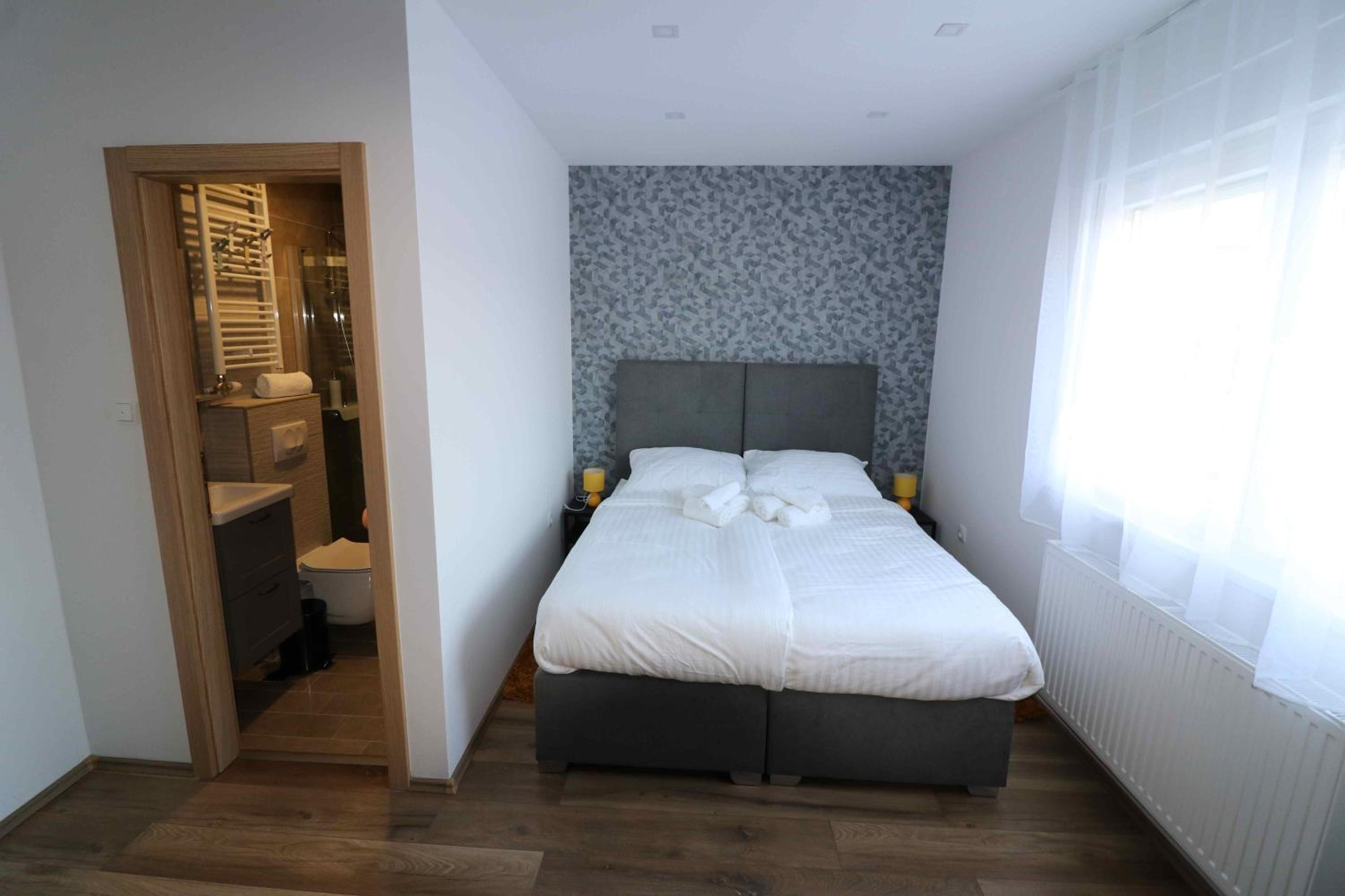 Apartment with Terrace - Photo 2