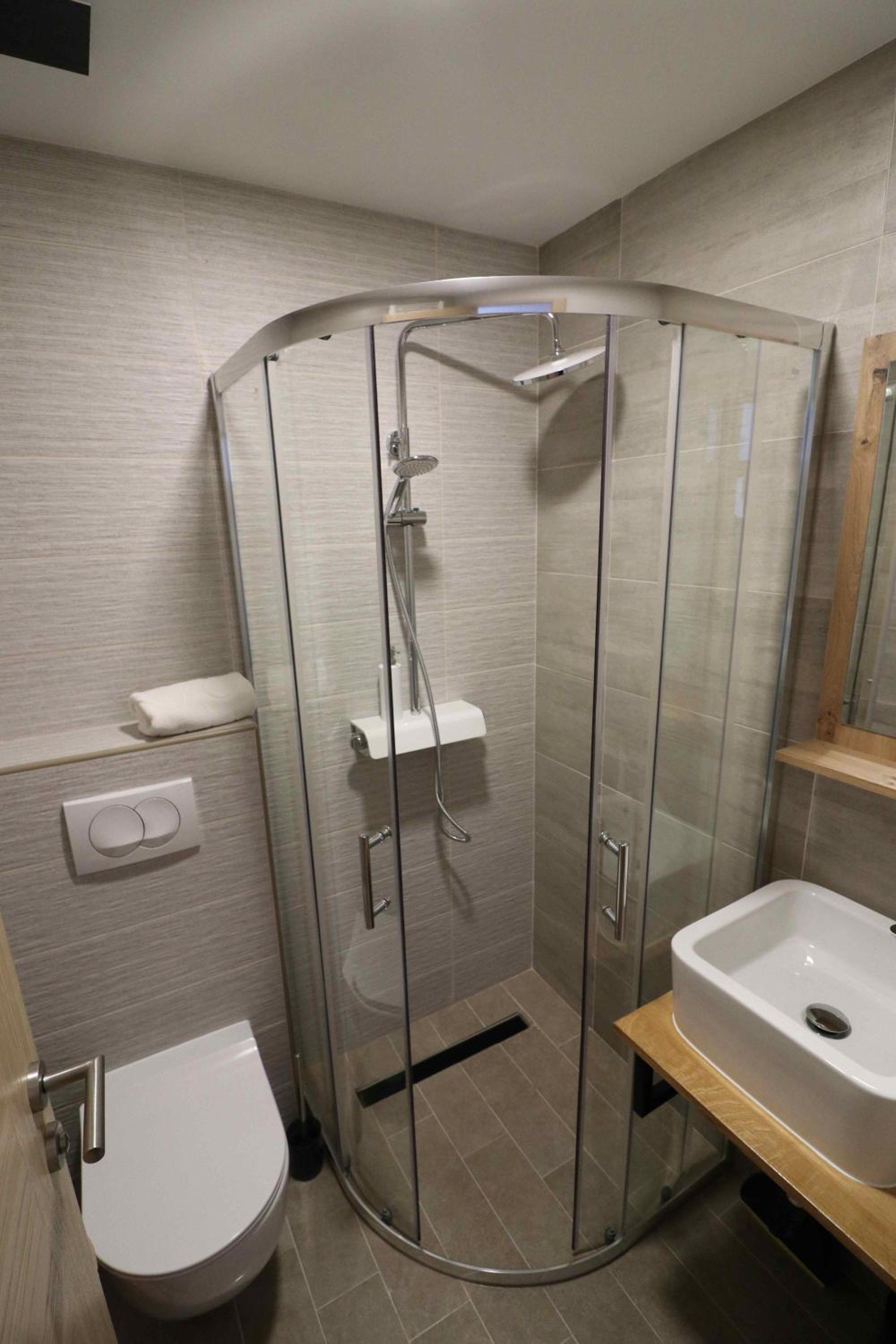 Deluxe Double or Twin Room with City View - Photo 10