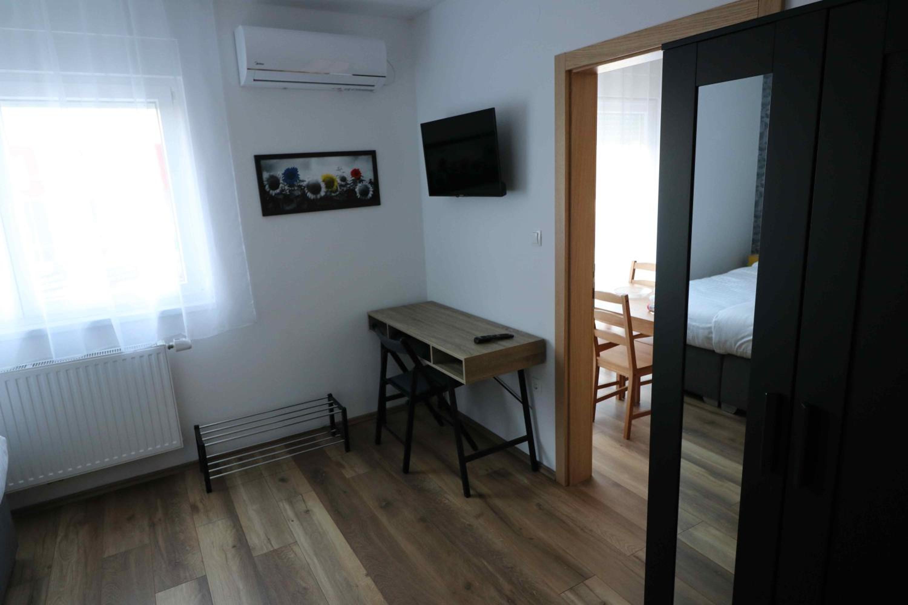 Apartment with Terrace - Photo 6