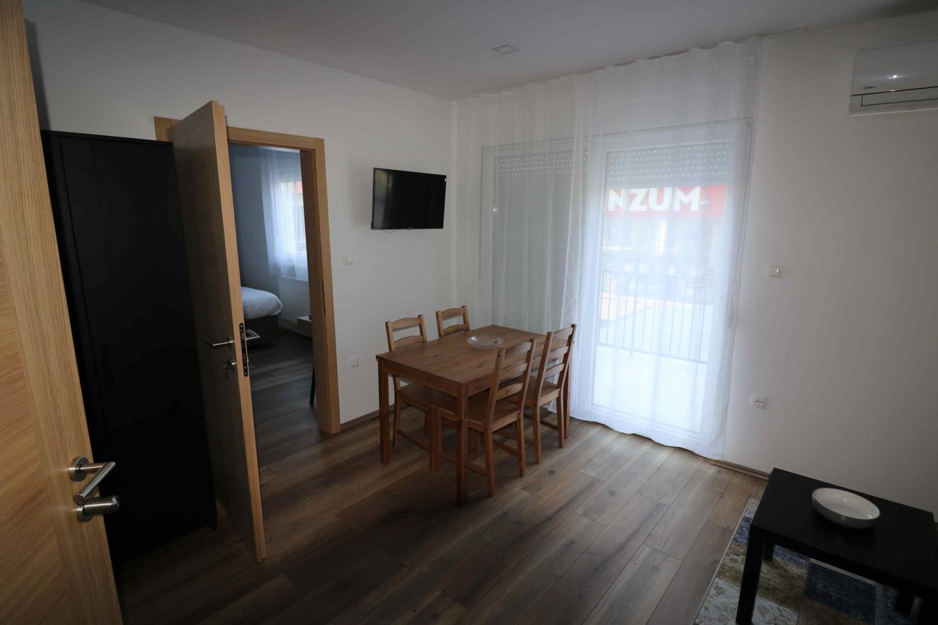 Apartment with Terrace - Photo 8