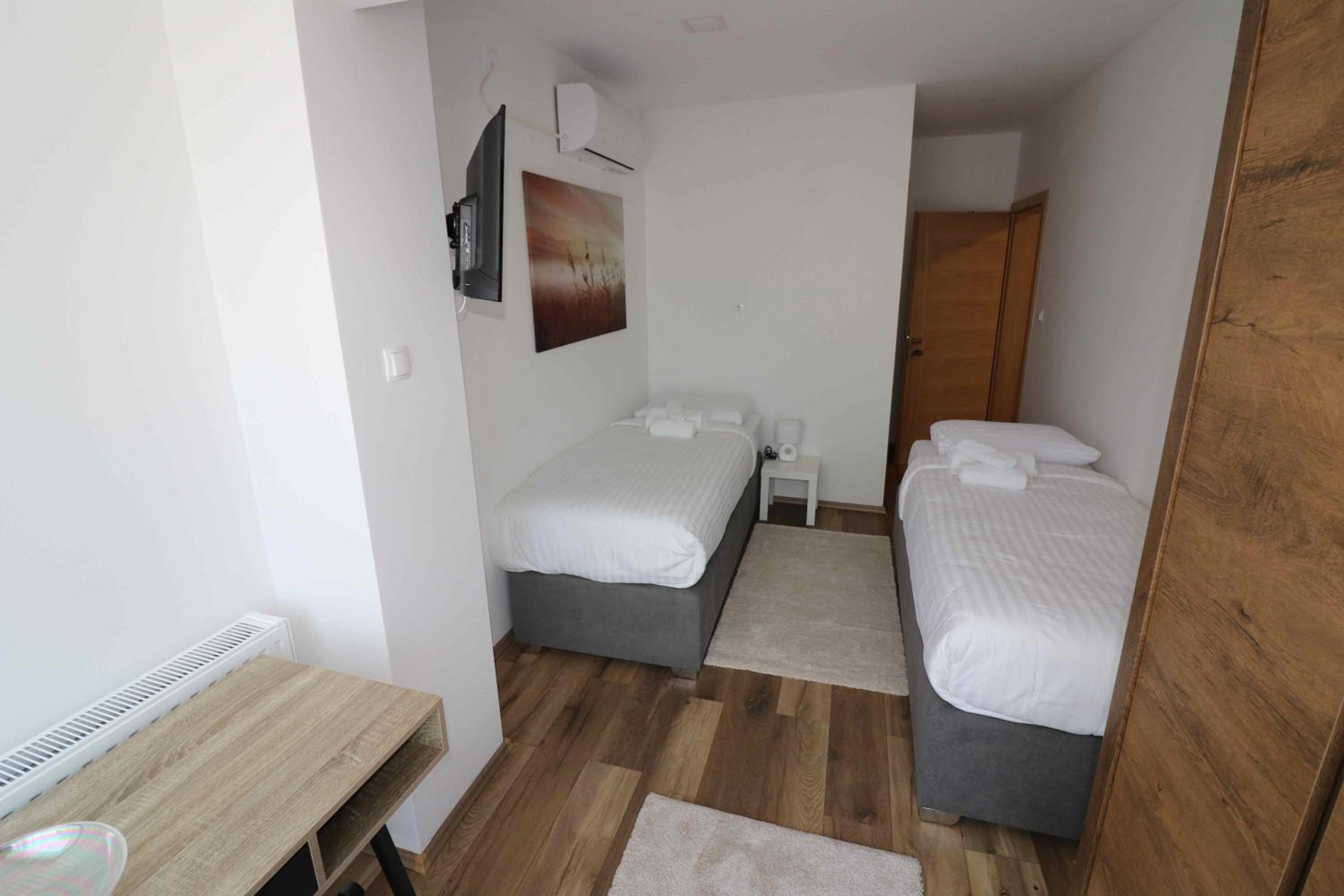 Deluxe Double or Twin Room with City View - Photo 5