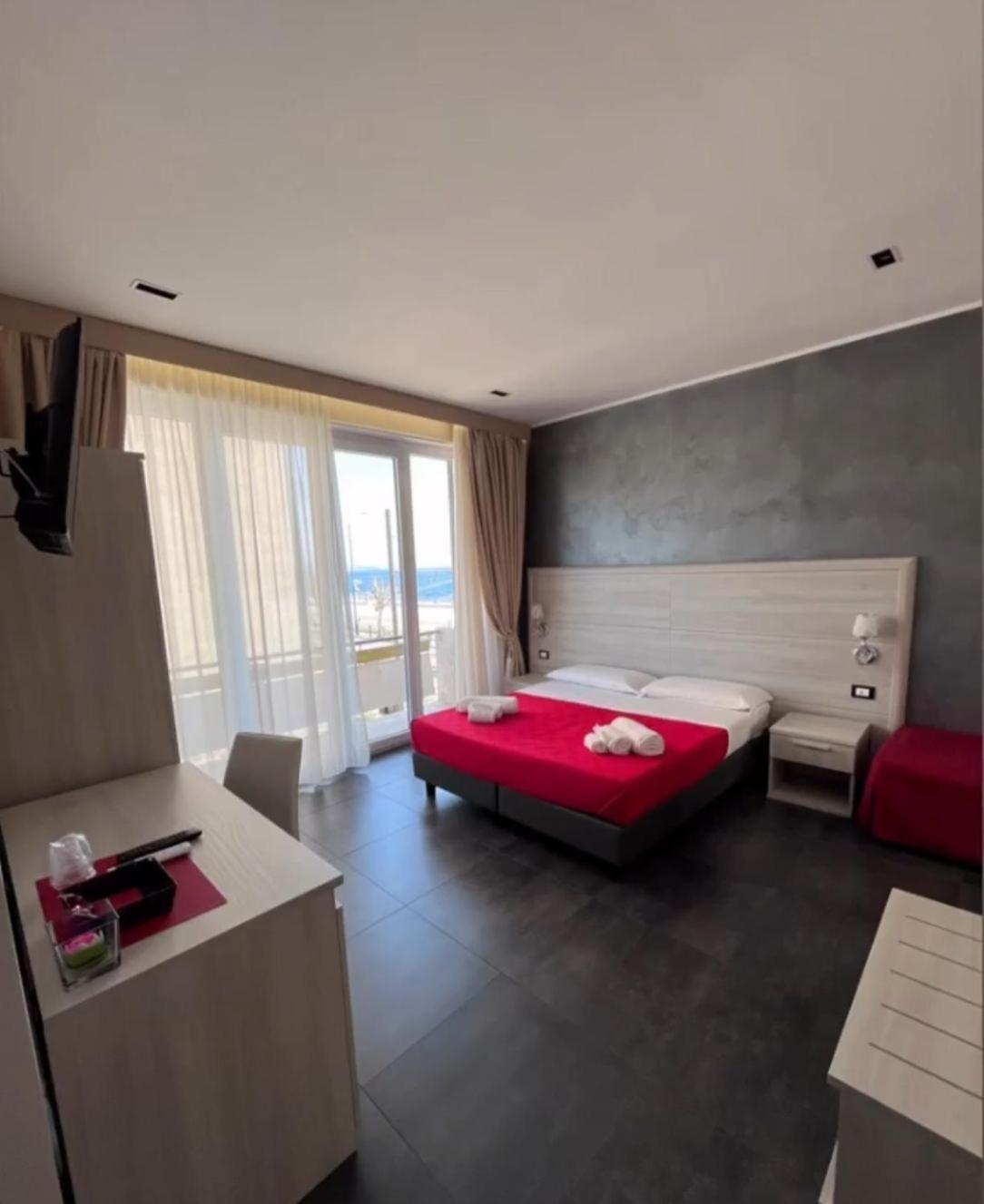 Deluxe Double or Twin Room with Sea View - Photo 19