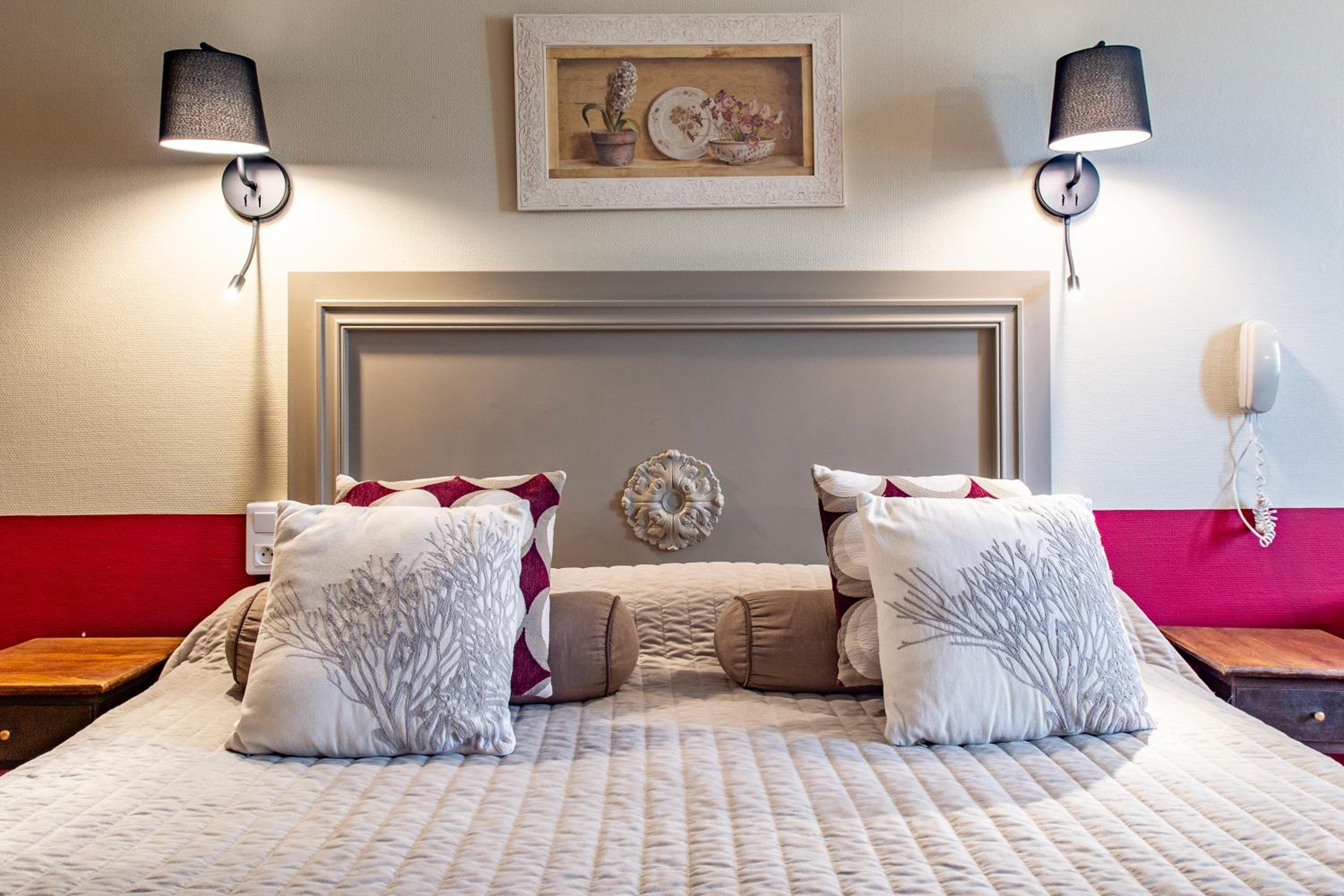 Standard Double Room - Photo 13