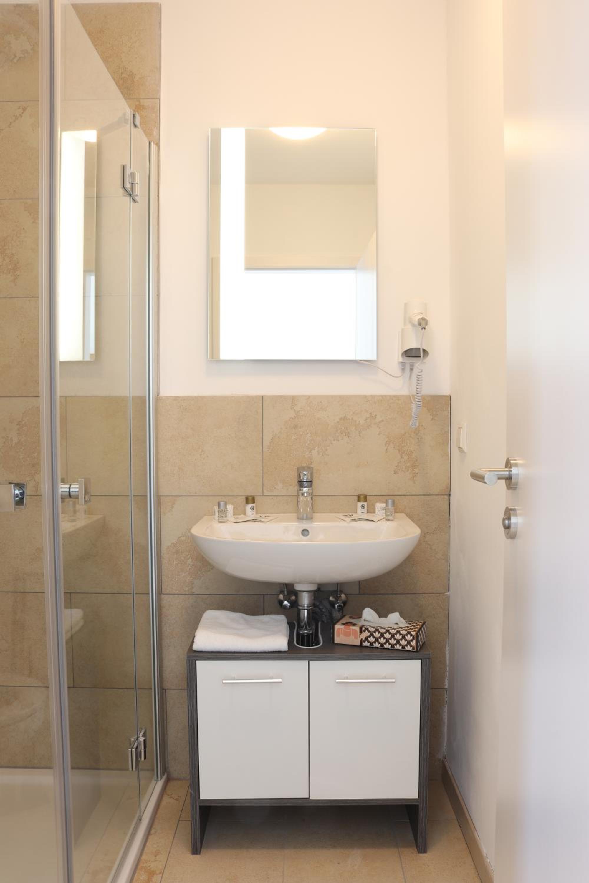 Twin Room - Photo 8