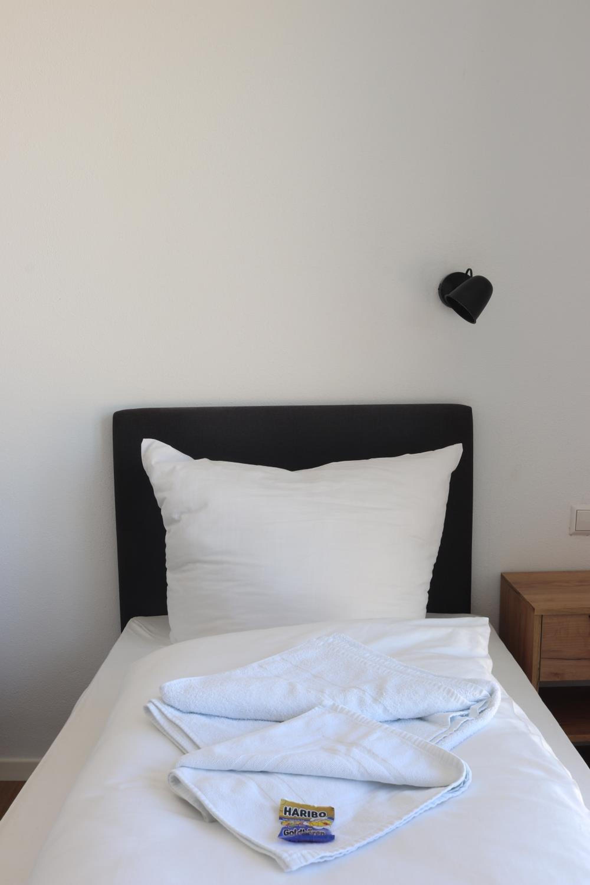 Twin Room - Photo 13