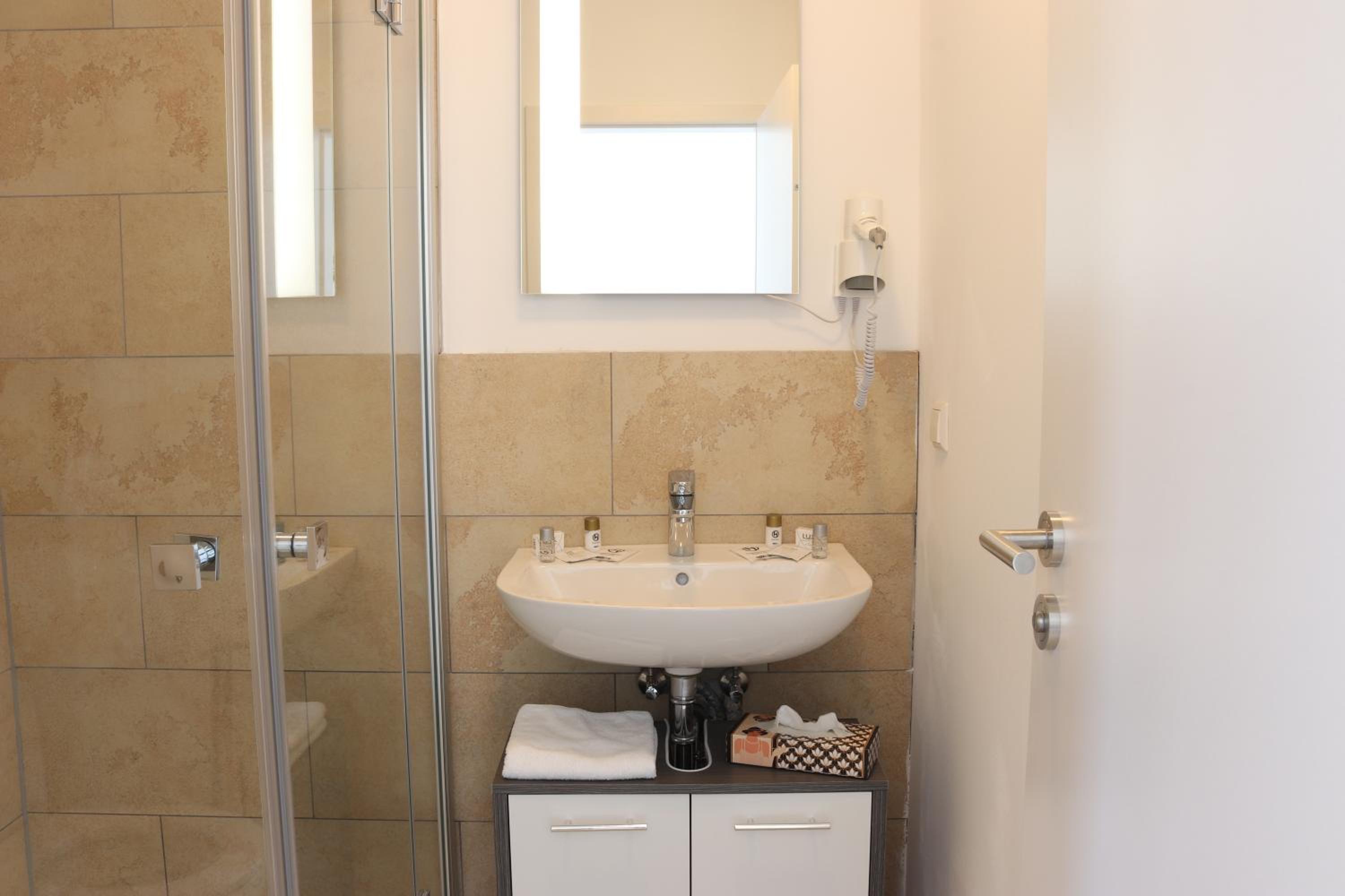 Twin Room - Photo 16