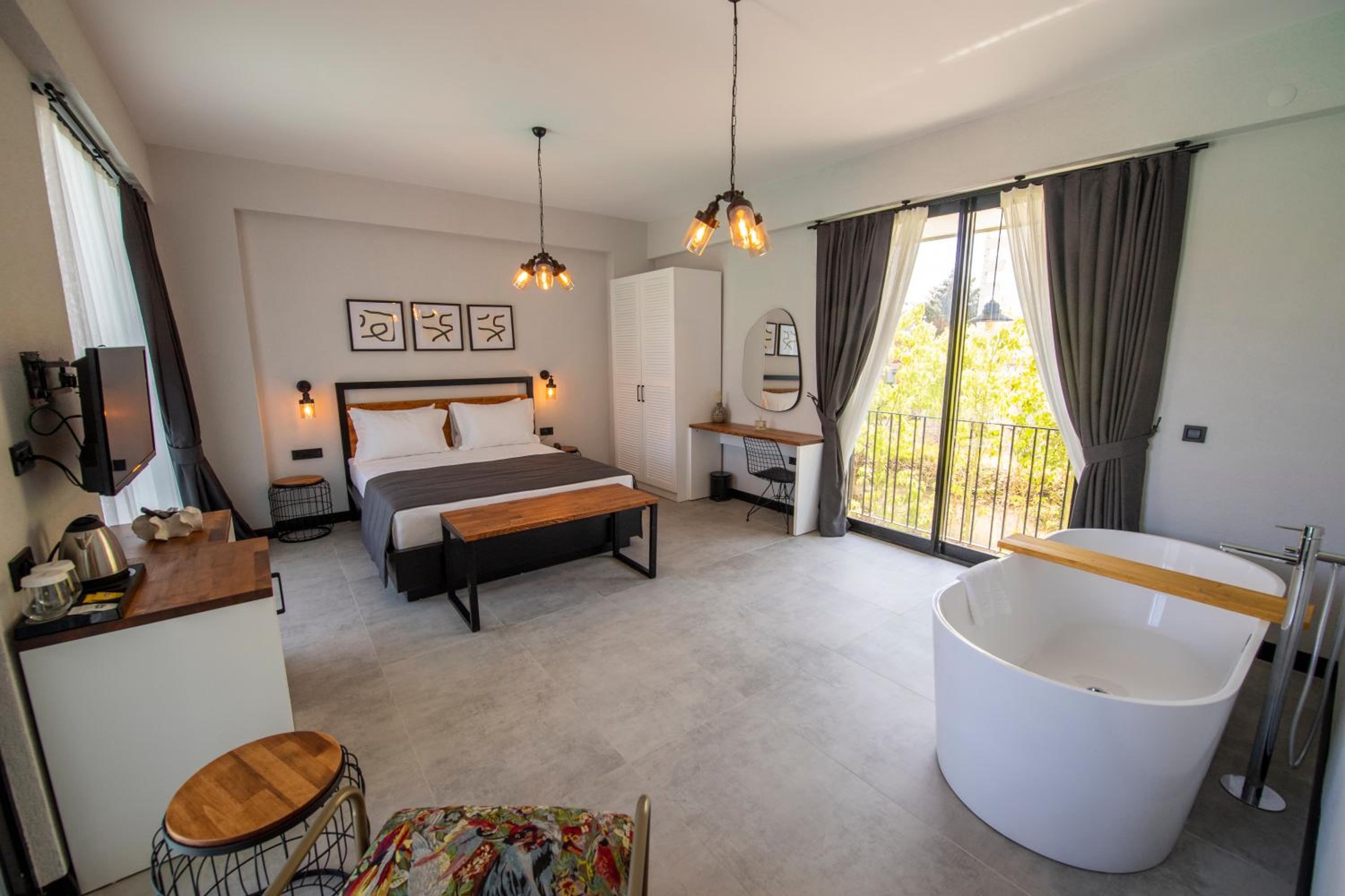 Queen Room with Spa Bath - Photo 1