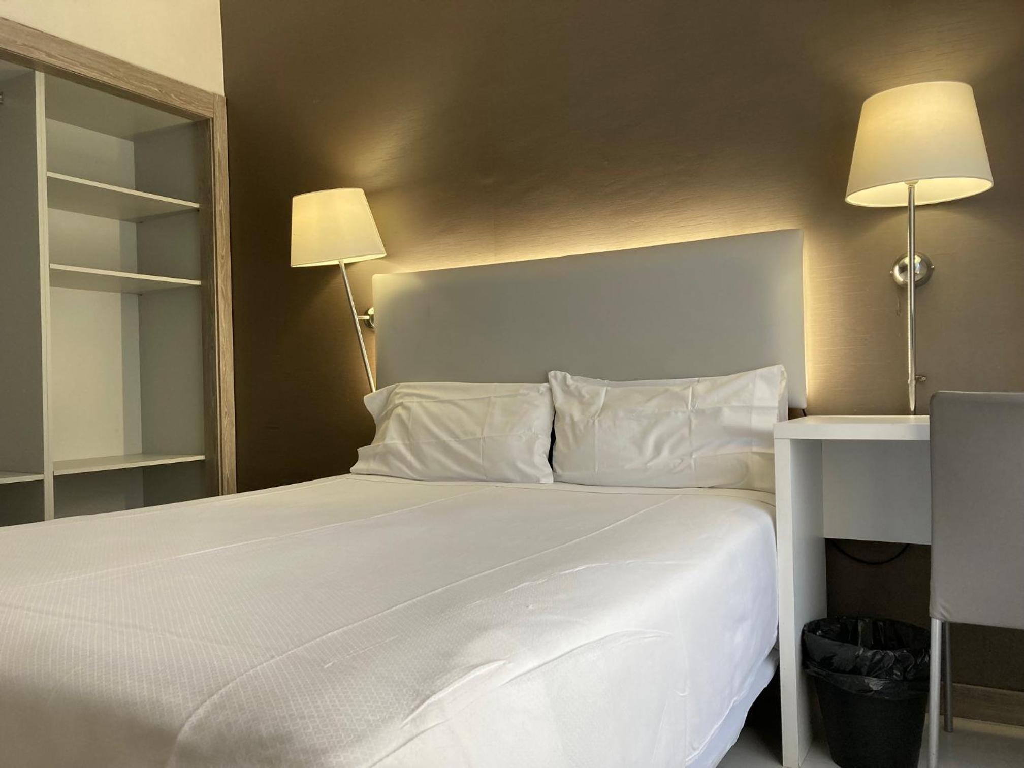 Double or Twin Room - Photo 4