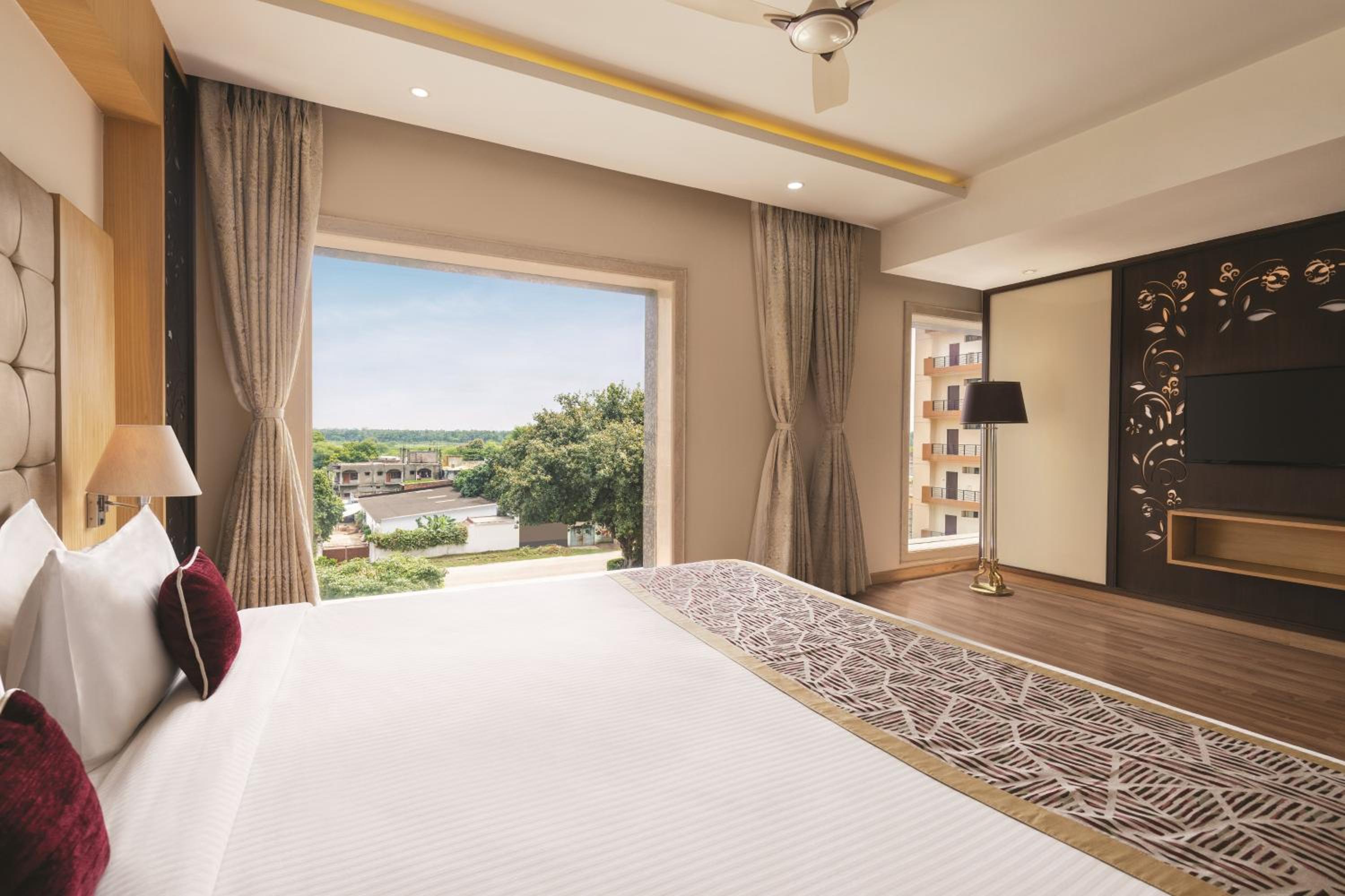 King Suite - Non-Smoking - Photo 1