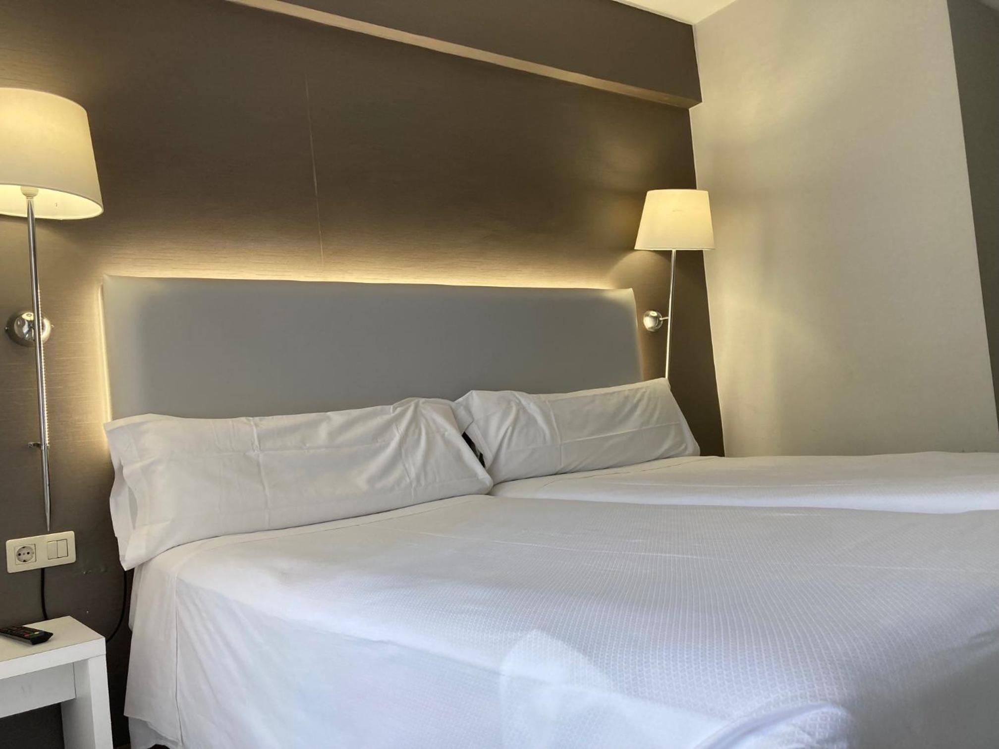 Double or Twin Room - Photo 5