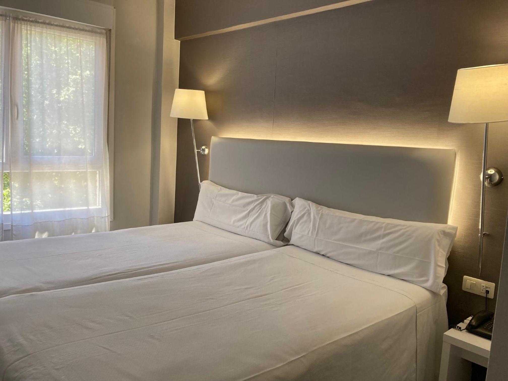 Double or Twin Room - Photo 6