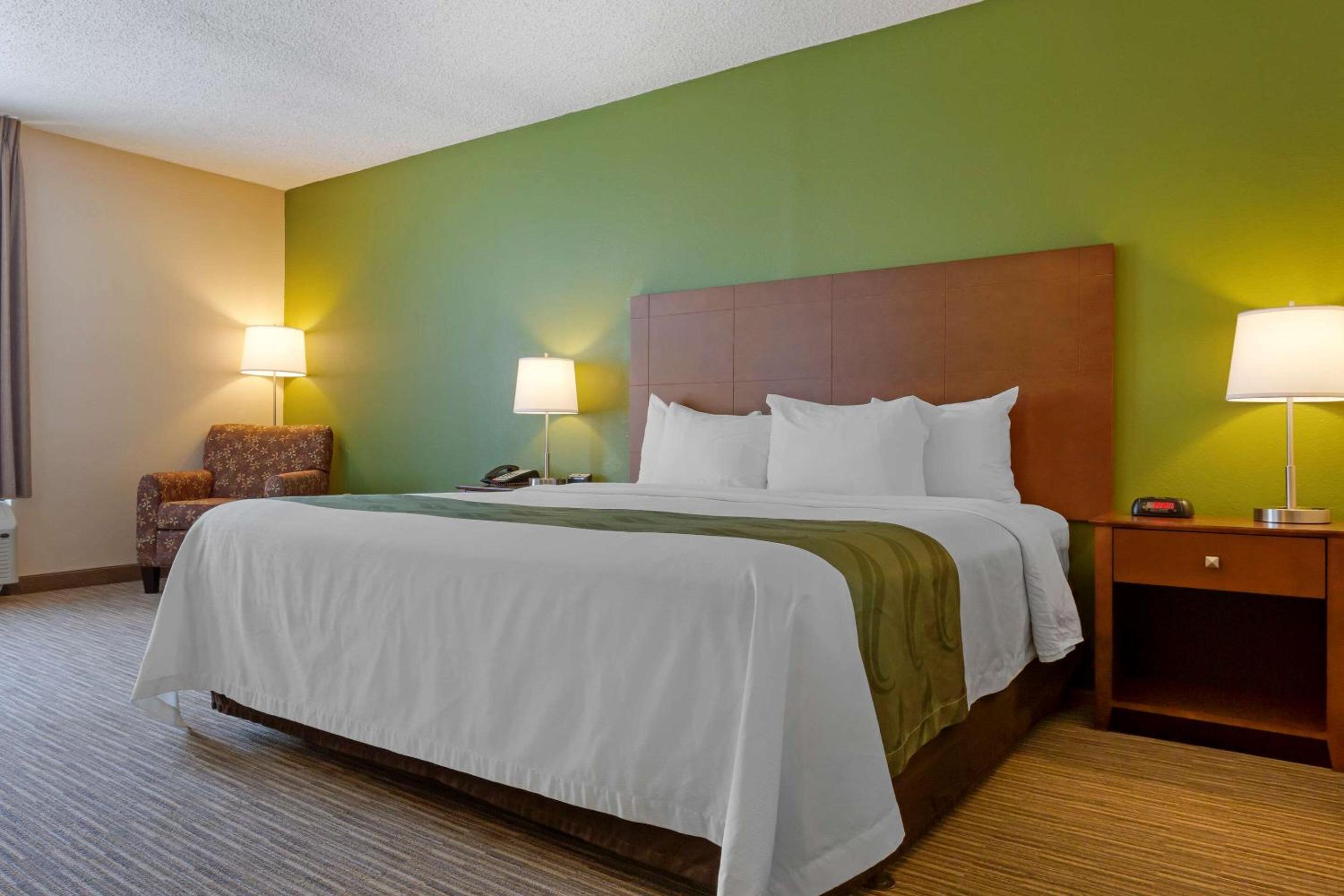 King Room - Non-Smoking - Photo 1