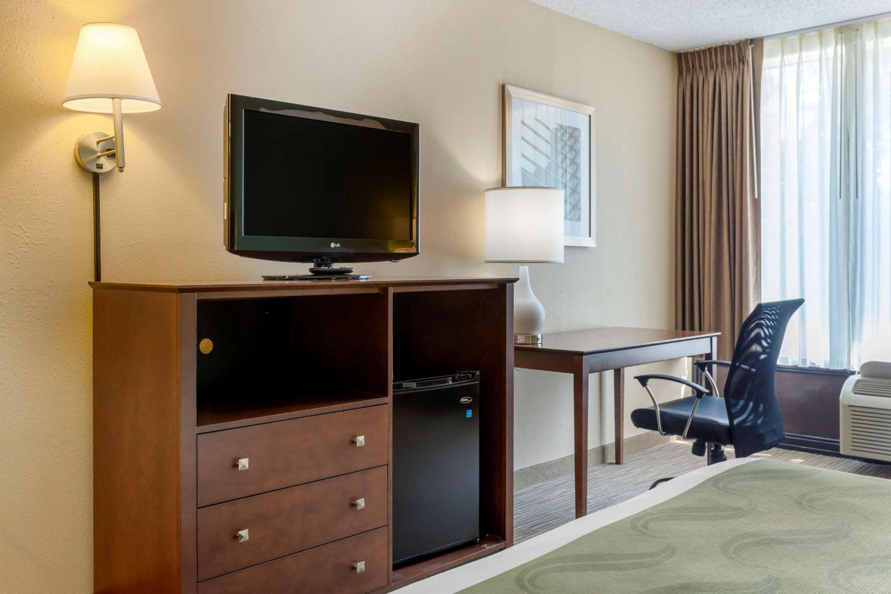King Room - Non-Smoking - Photo 2