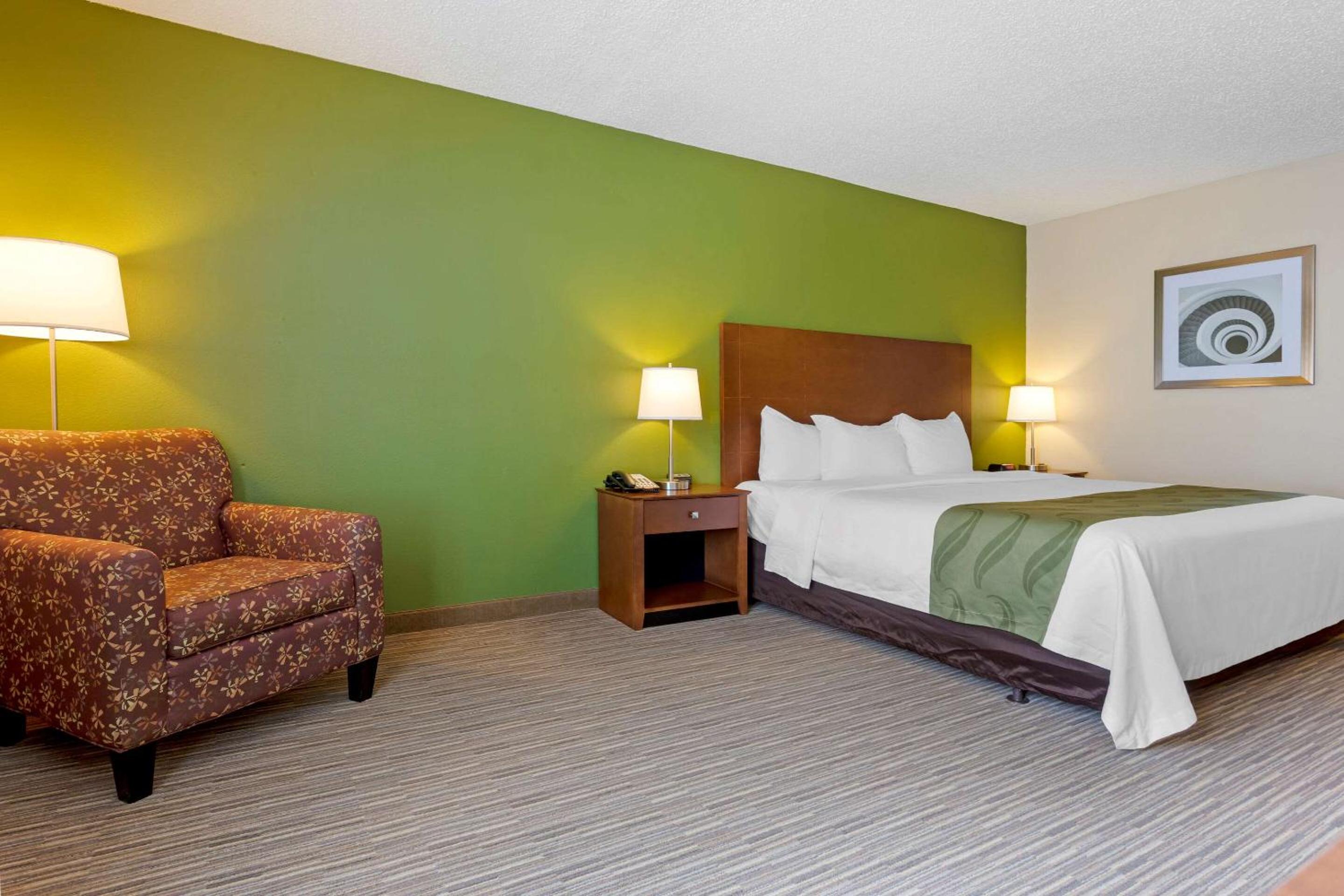 King Room - Non-Smoking - Photo 3