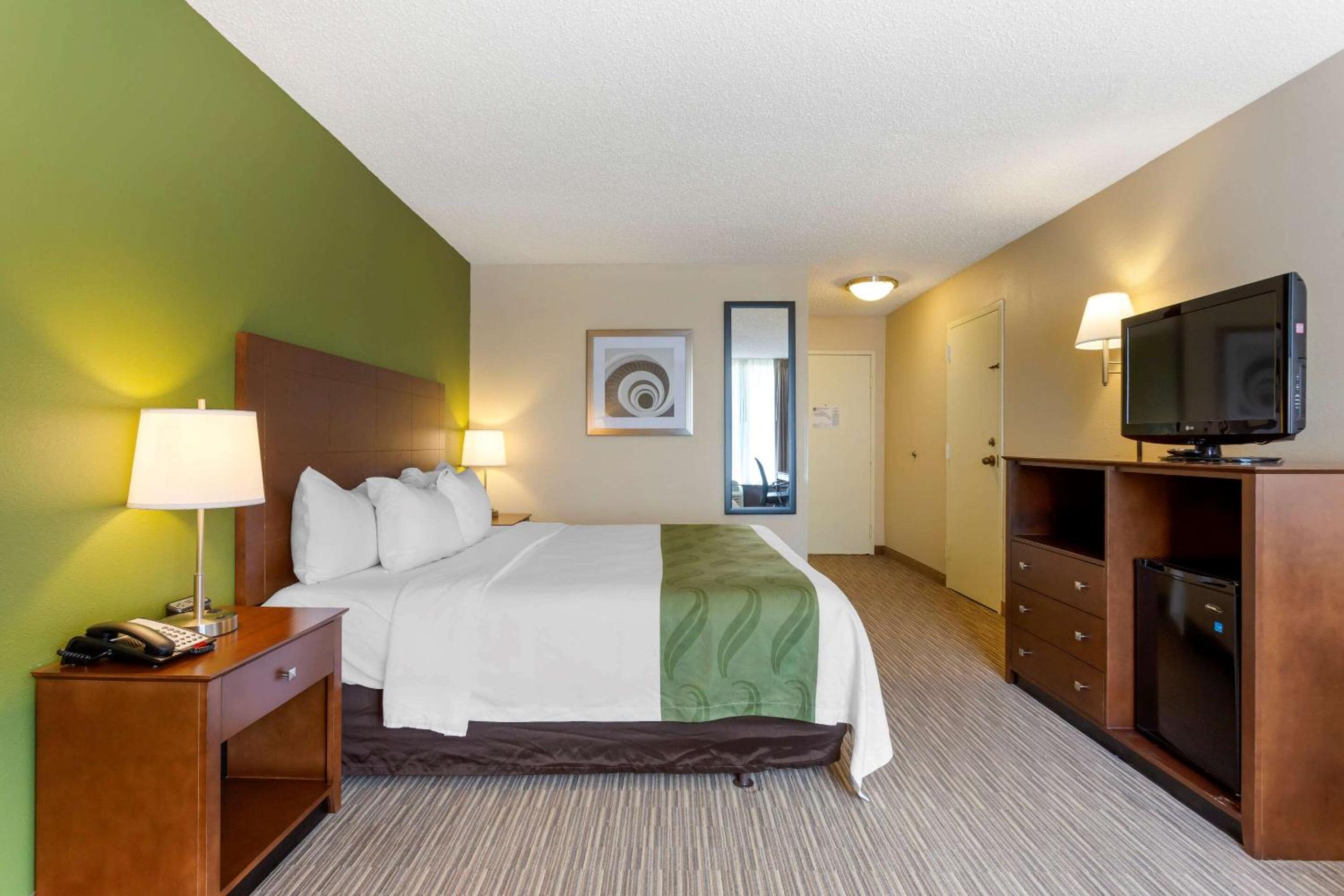 King Room - Non-Smoking - Photo 4