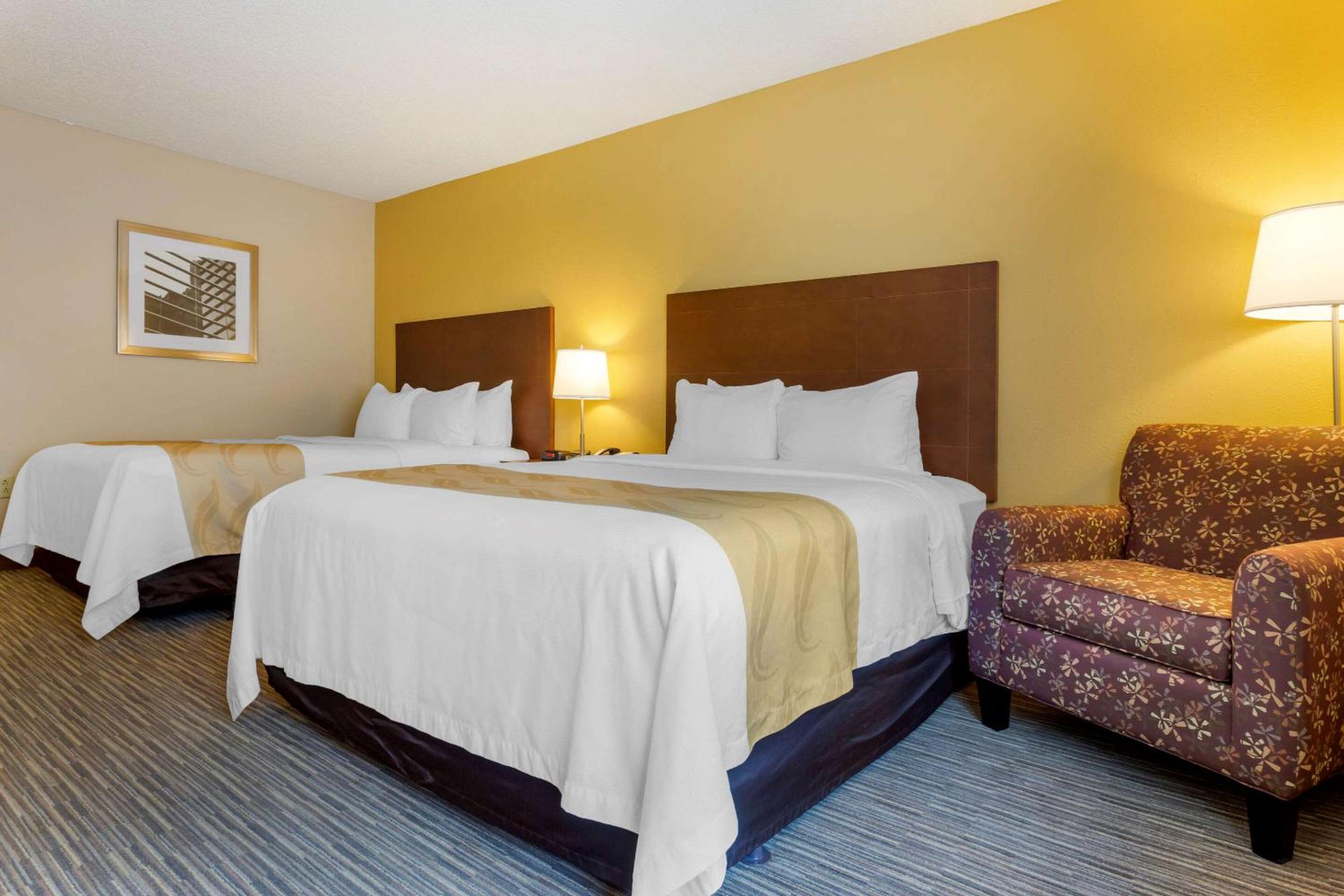 Queen Room with Two Queen Beds - Non-Smoking/Ground Floor - Photo 3
