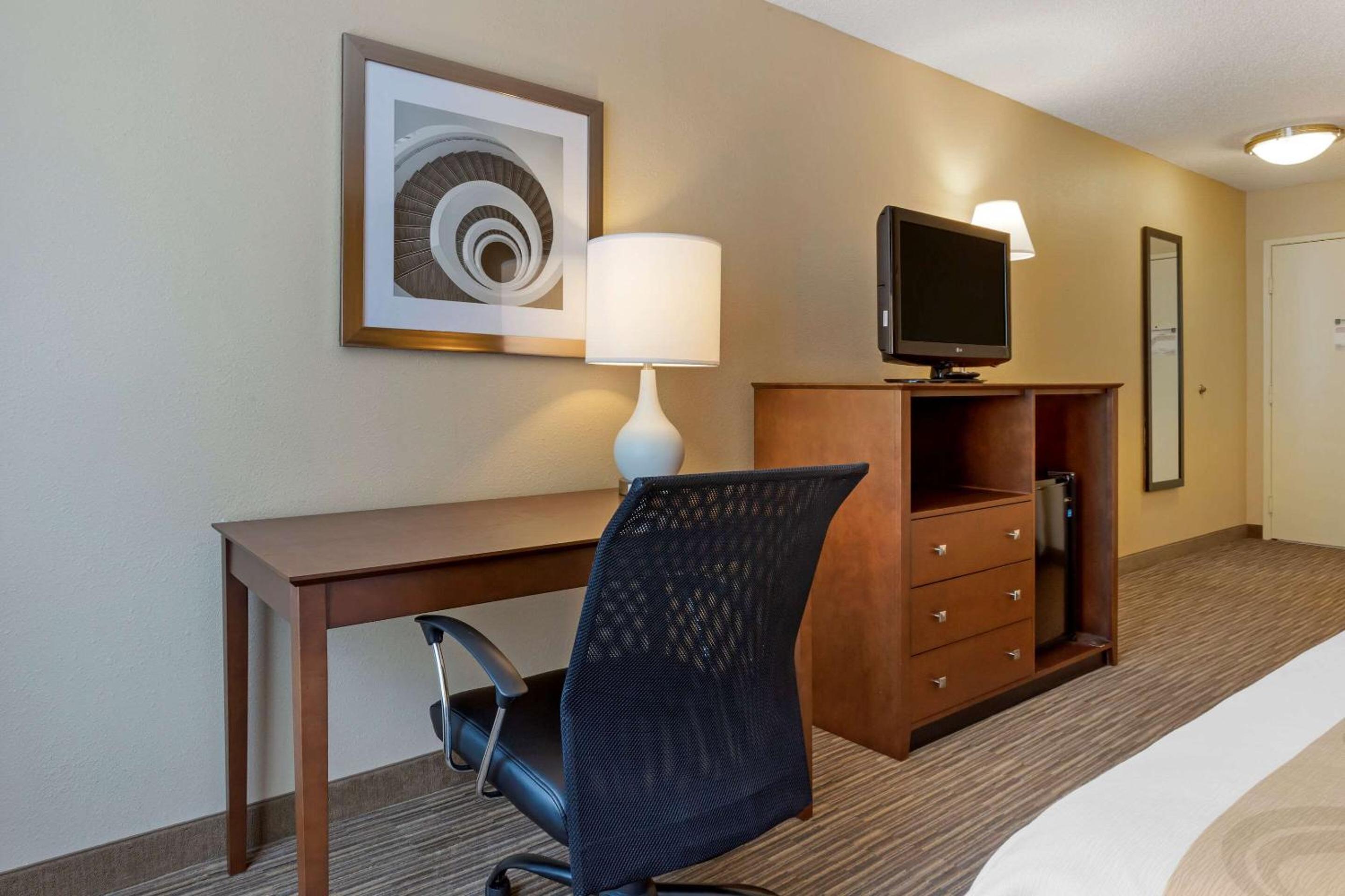Queen Room with Two Queen Beds - Non-Smoking/Ground Floor - Photo 4