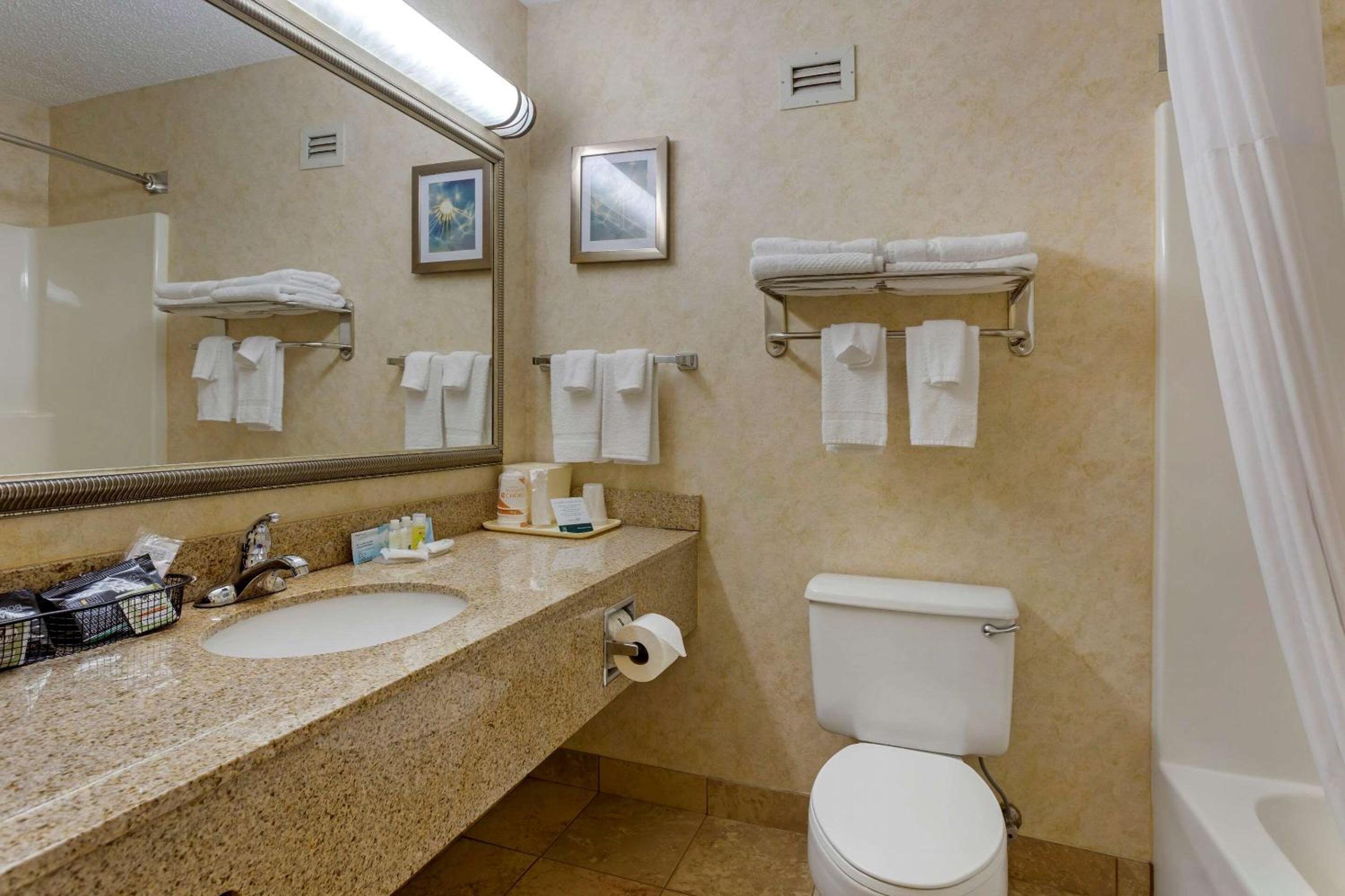 Queen Room with Two Queen Beds - Non-Smoking/Ground Floor - Photo 5