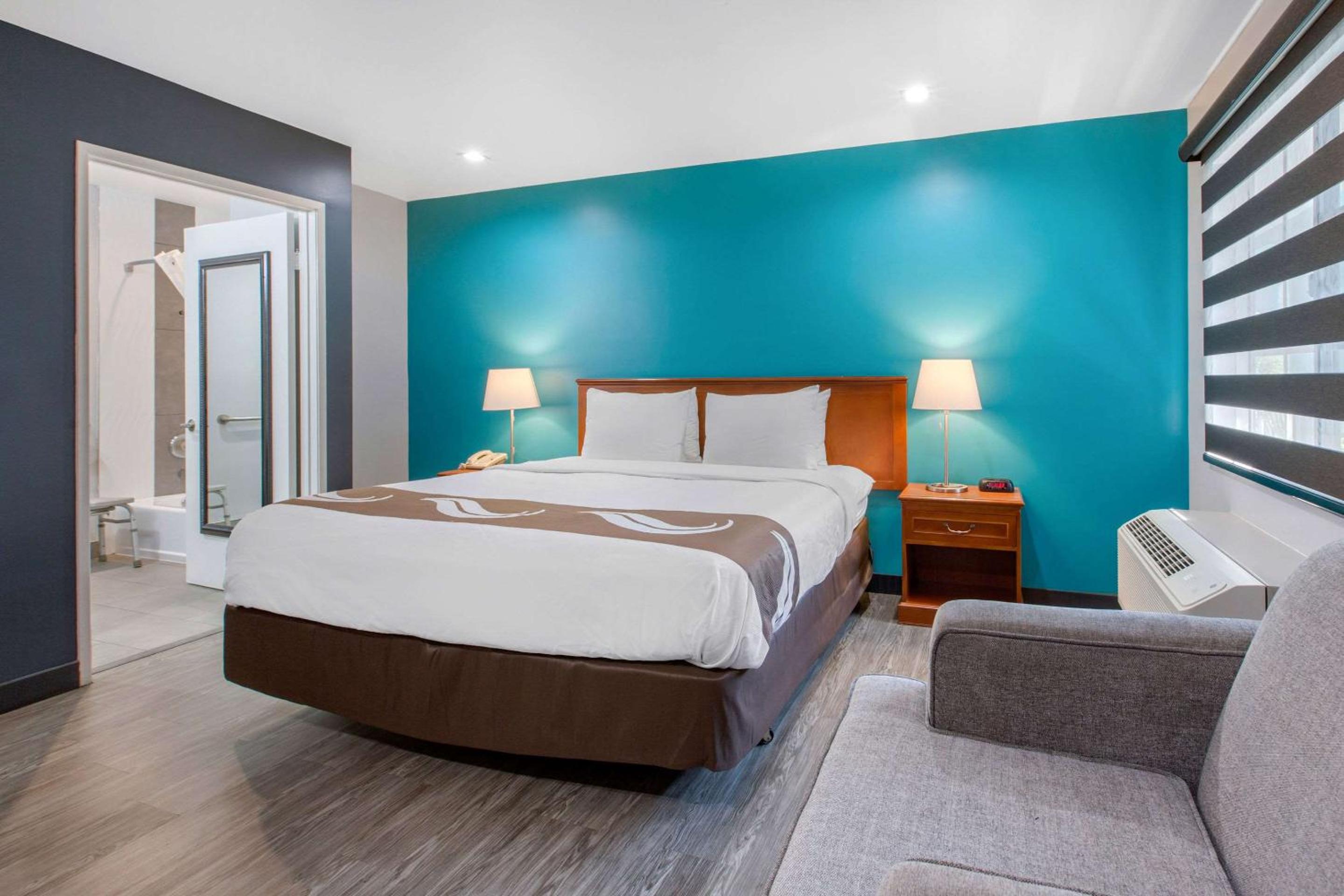 Standard Room, 1 King Bed, Accessible Tub, Non Smoking photo 1