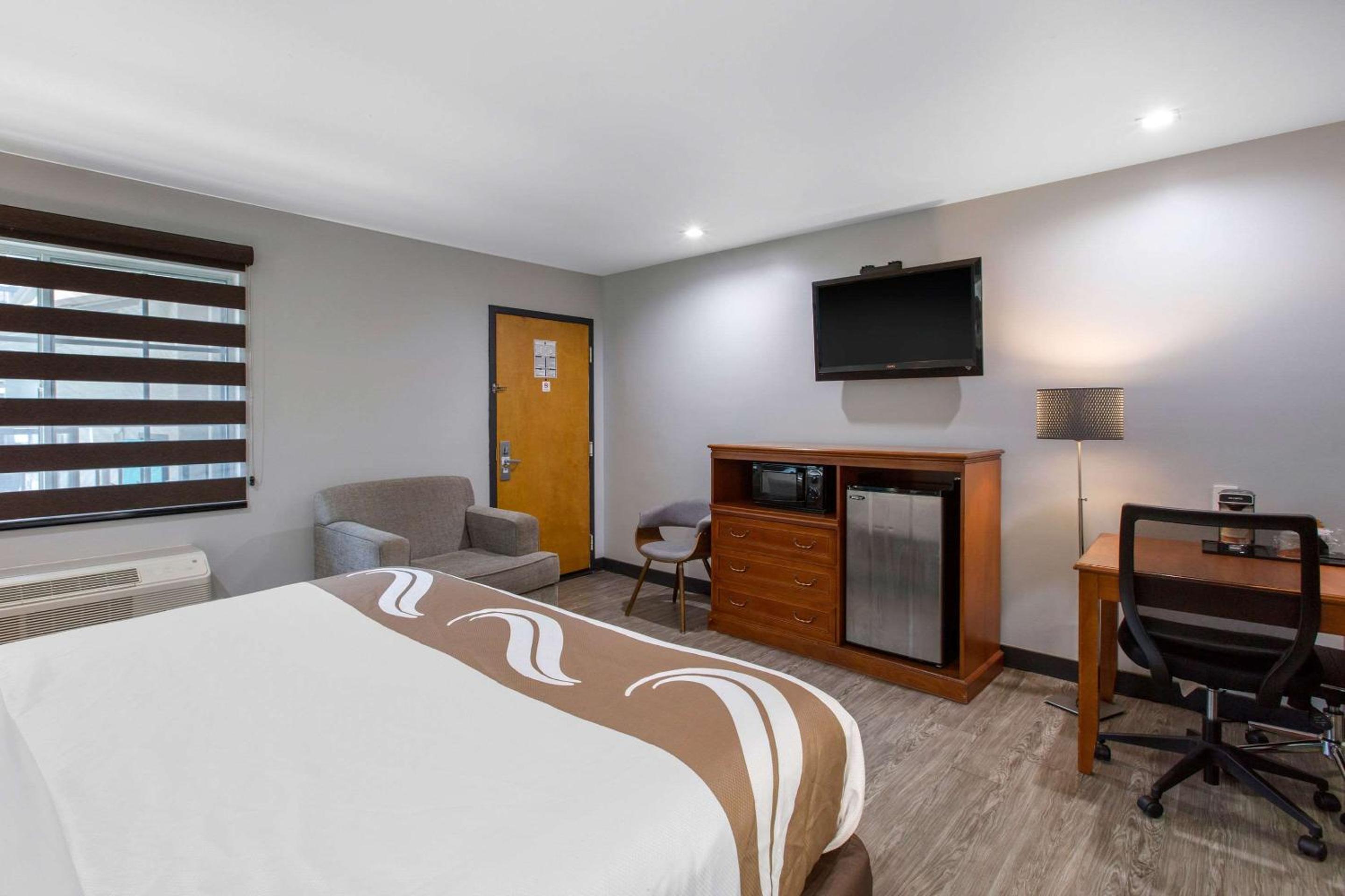 Standard Room, 1 King Bed, Non Smoking photo 3