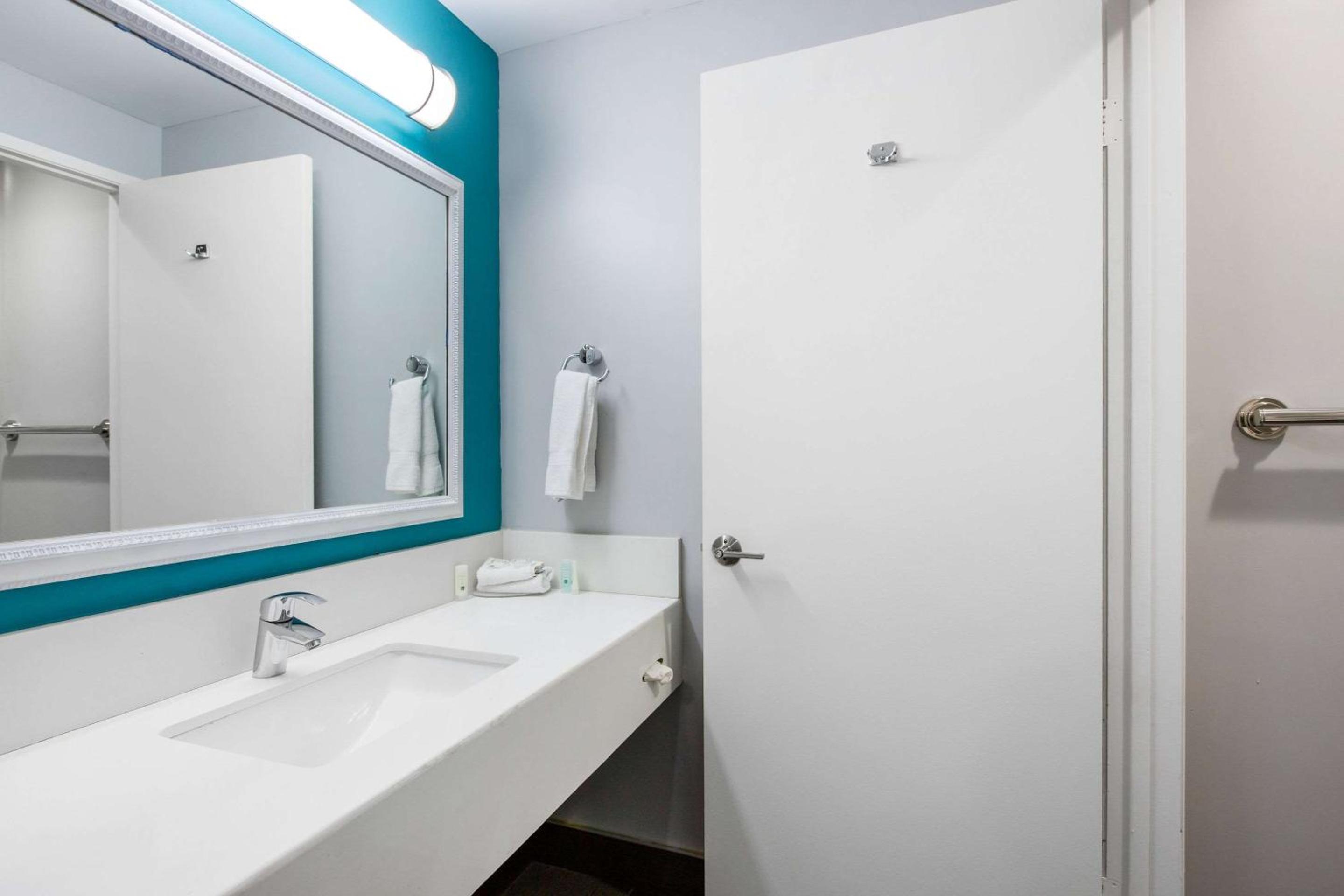 Standard Room, 1 King Bed, Accessible Tub, Non Smoking photo 2