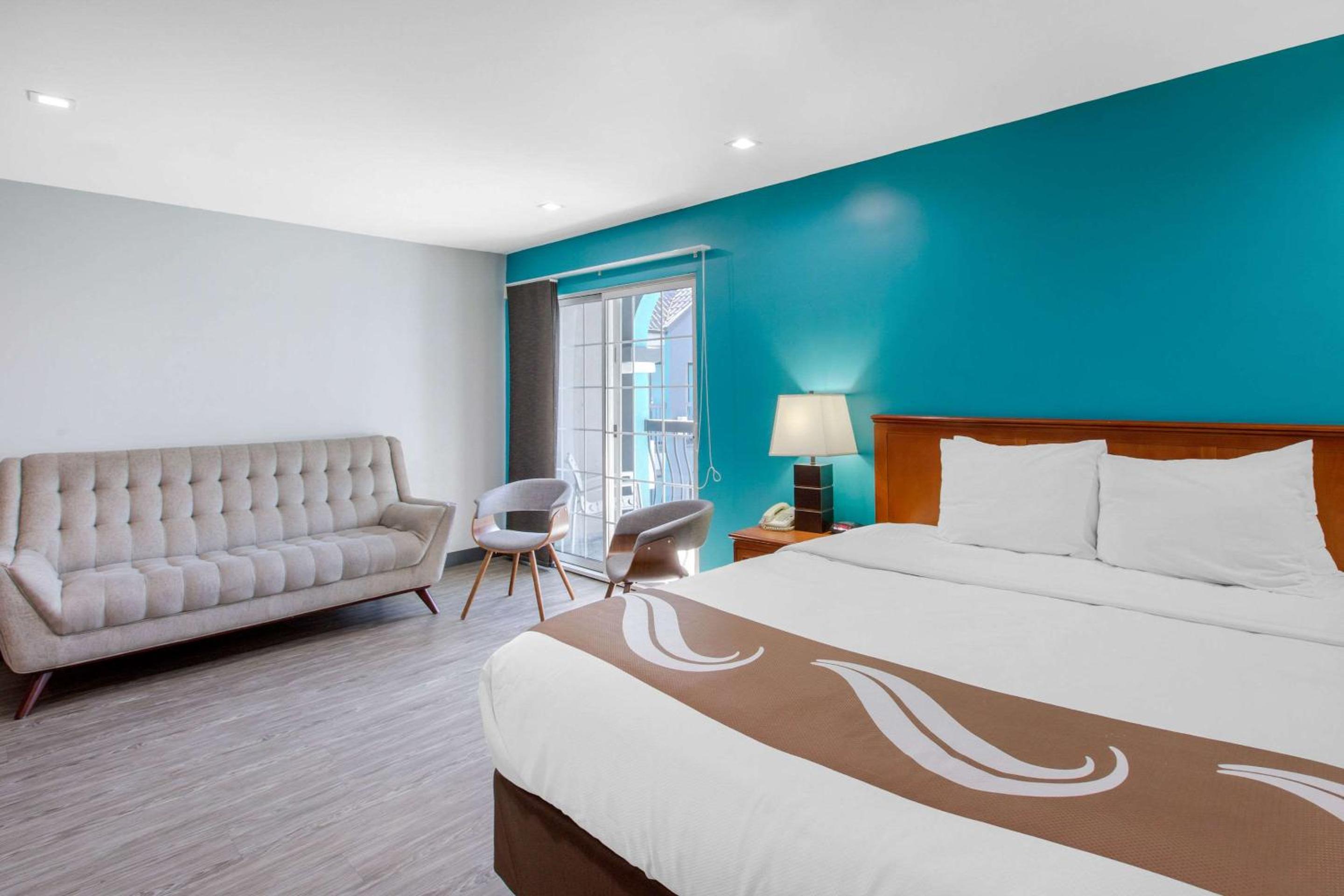 Suite, 1 King Bed with Sofa, Balcony, Non Smoking photo 2