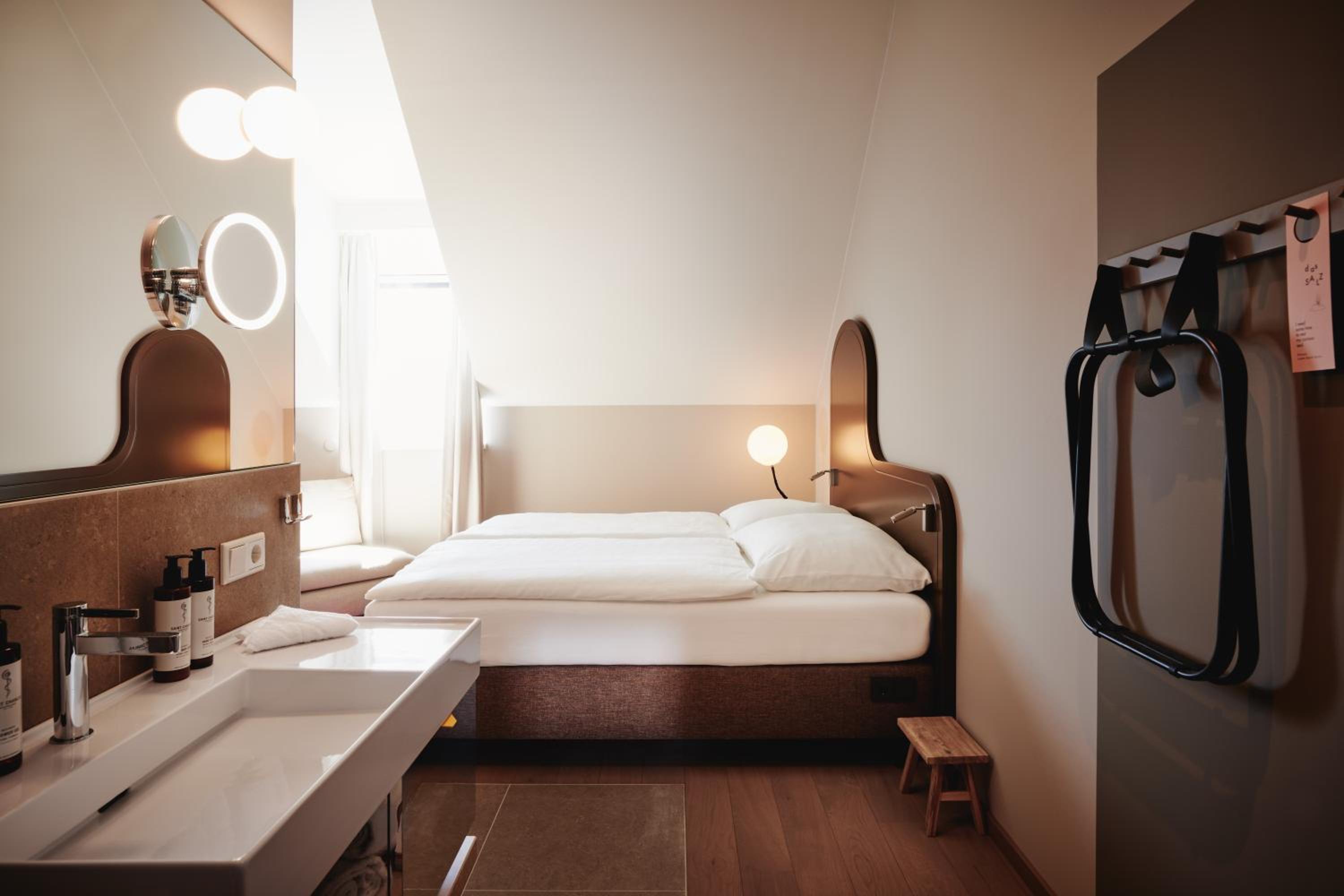 Rooftop Retreat - Attic room - Photo 2