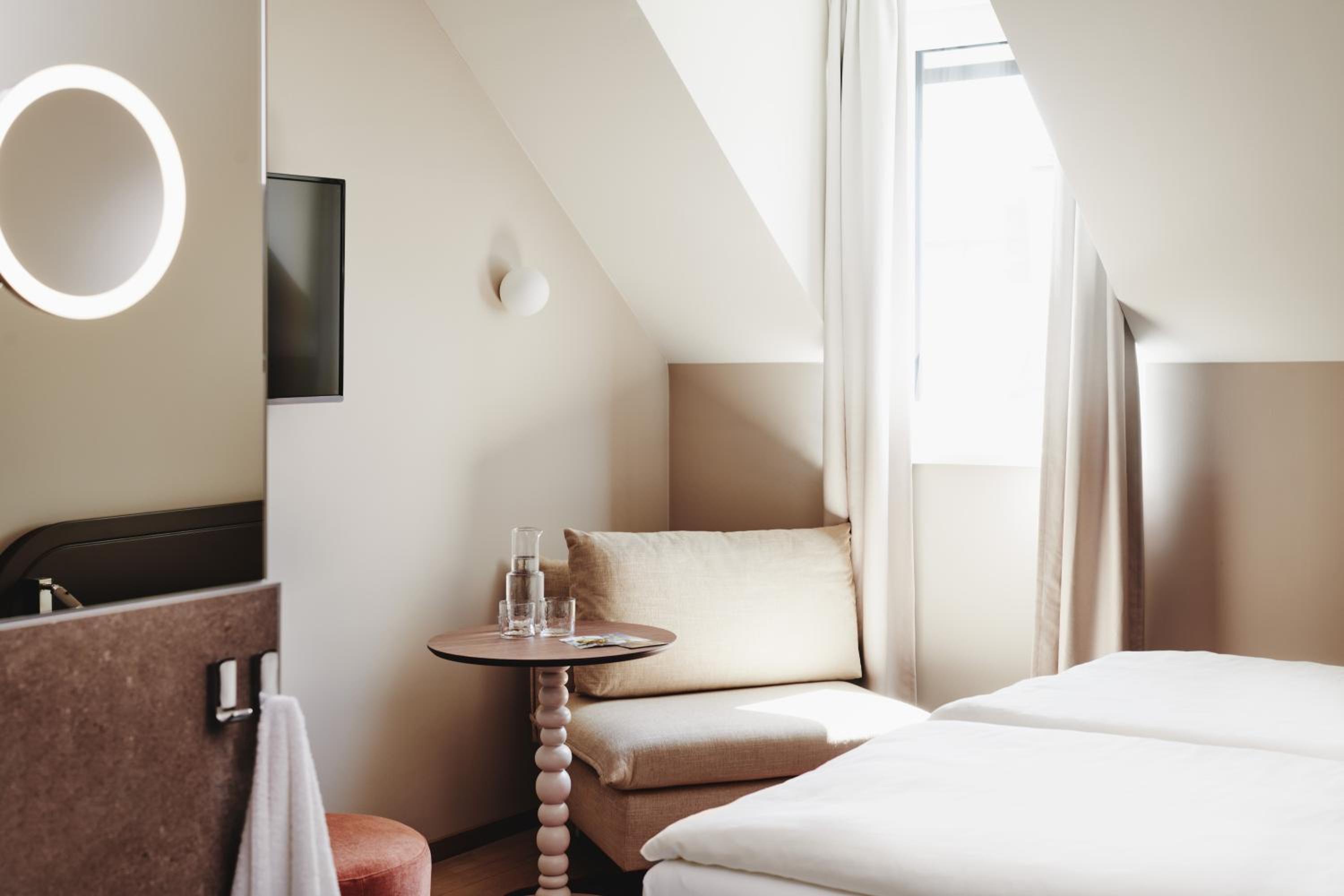 Rooftop Retreat - Attic room - Photo 1