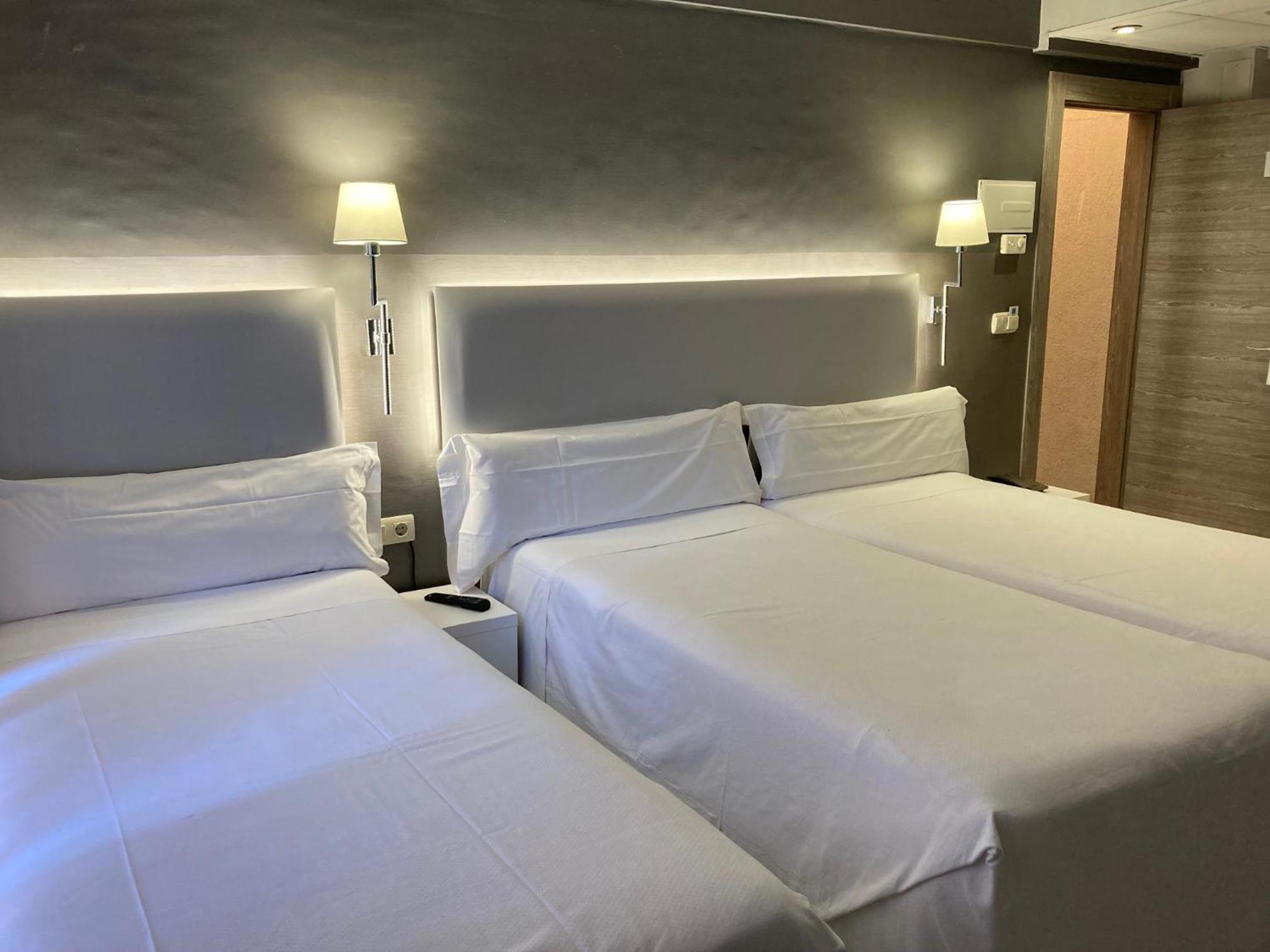 Double or Twin Room - Photo 3