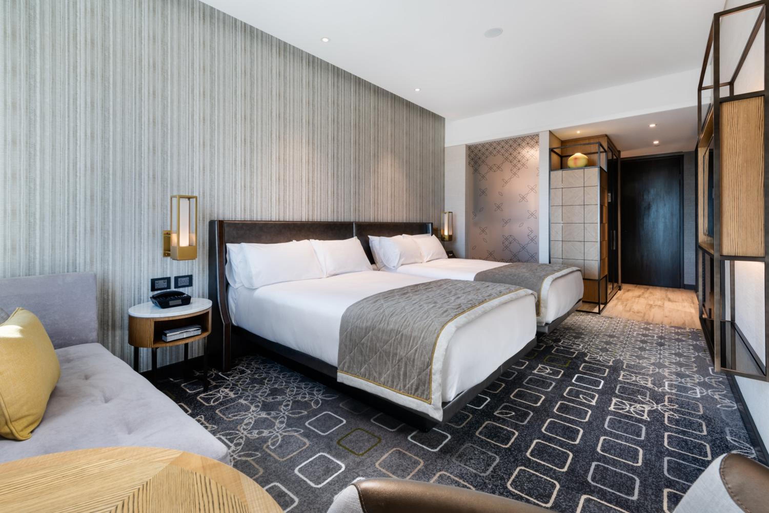Classic Double Room with Two Double Beds thumbnail 5