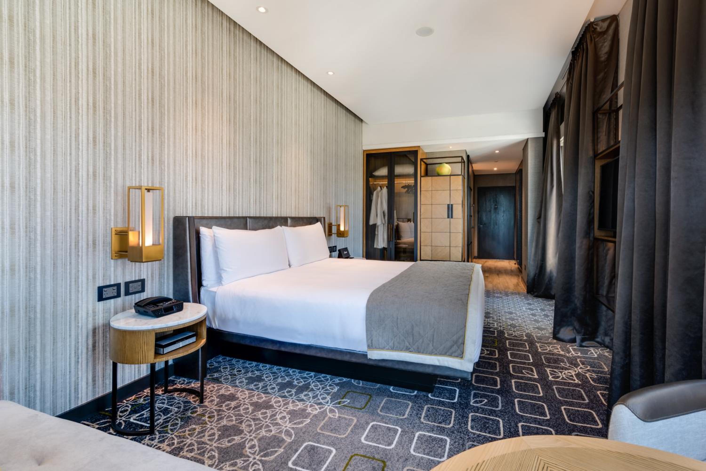 King Premium Corner City View Room
