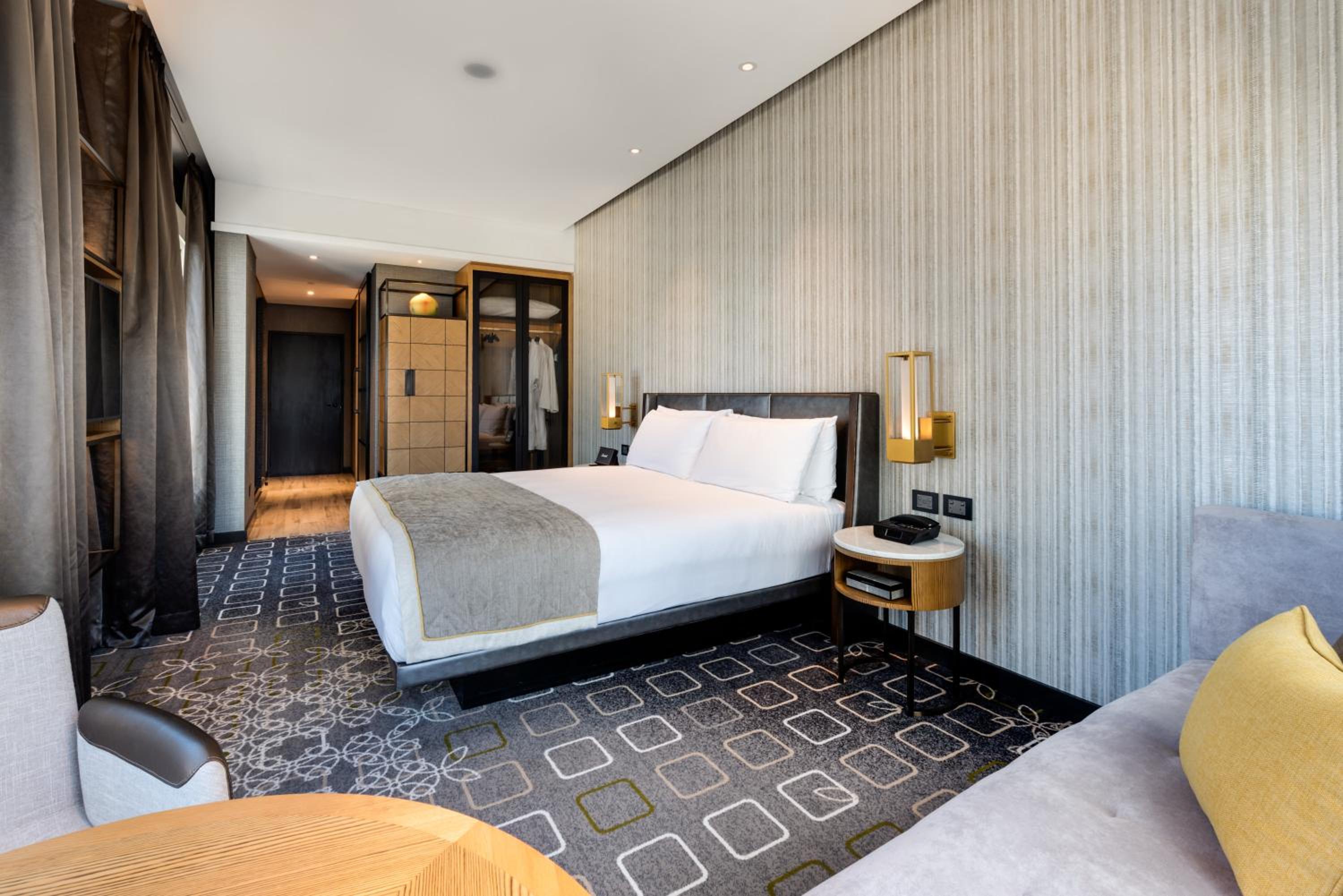 King Premium Corner City View Room thumbnail 6