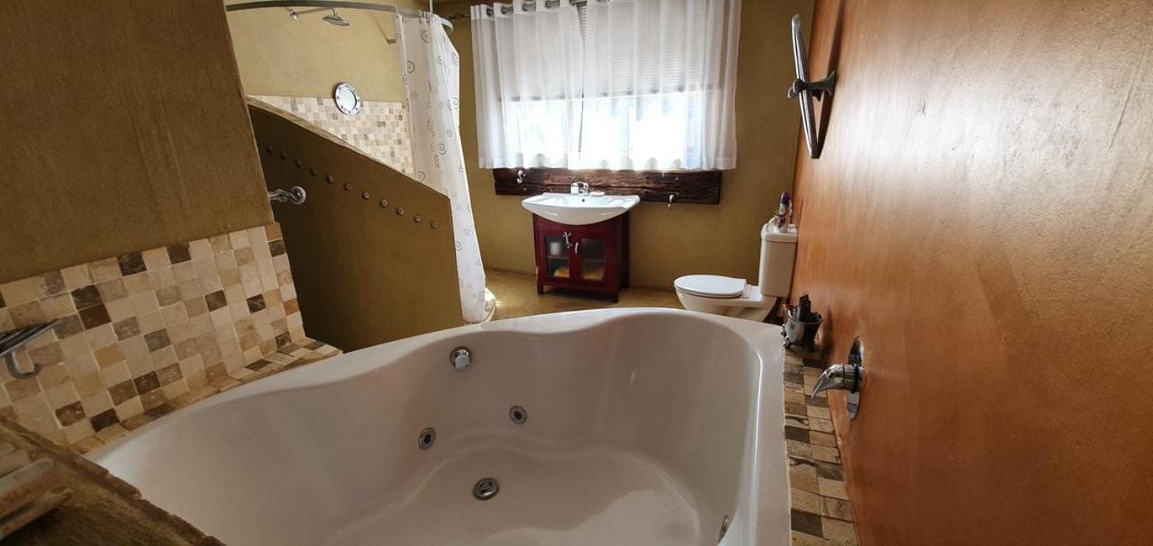 Suite with Lake View - Photo 3