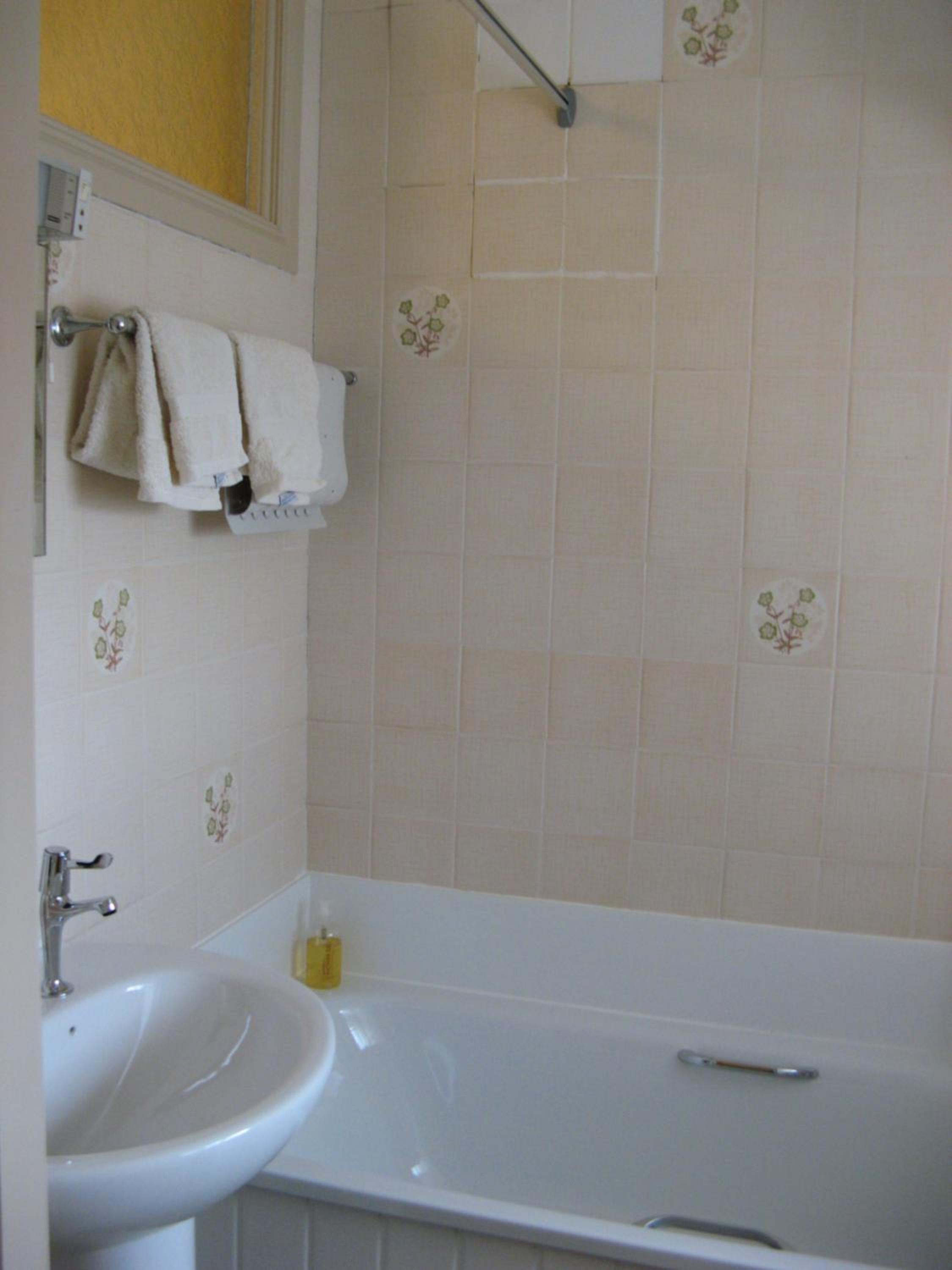 Double Room - Ensuite with Bath  - Photo 4