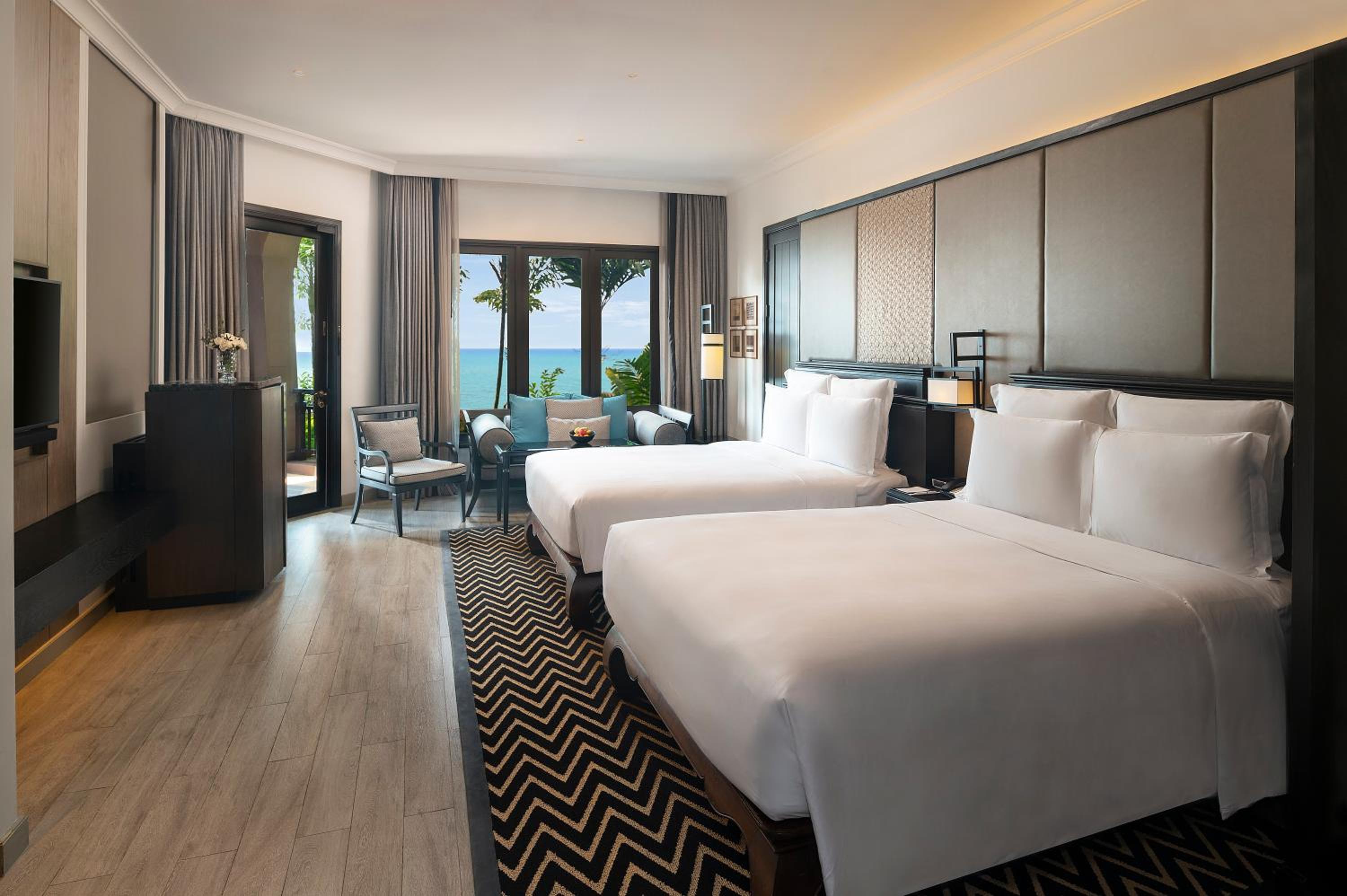 Queen Junior Suite with Ocean View - Club Lounge Access