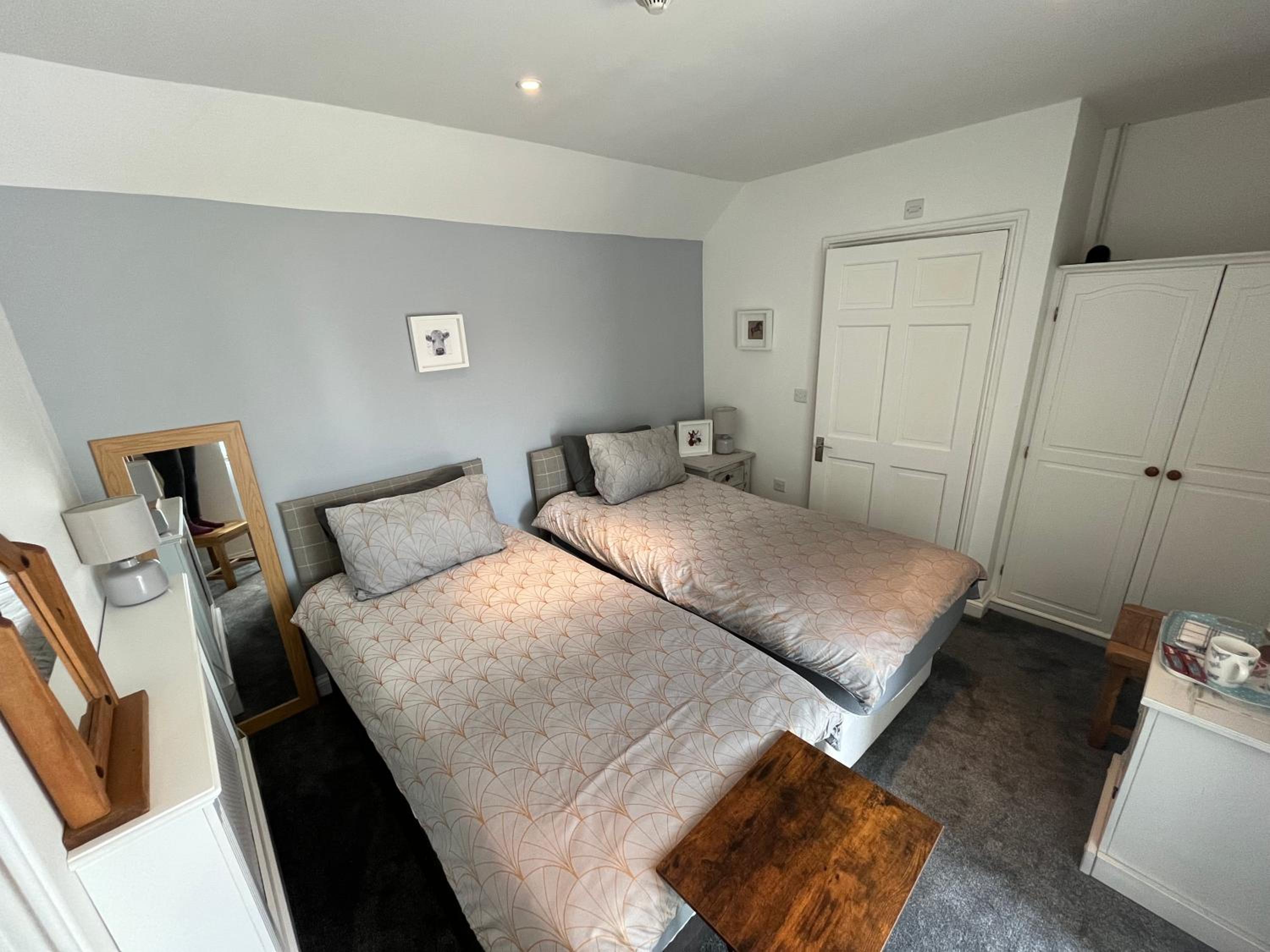 Twin Room with Private Bathroom photo 3