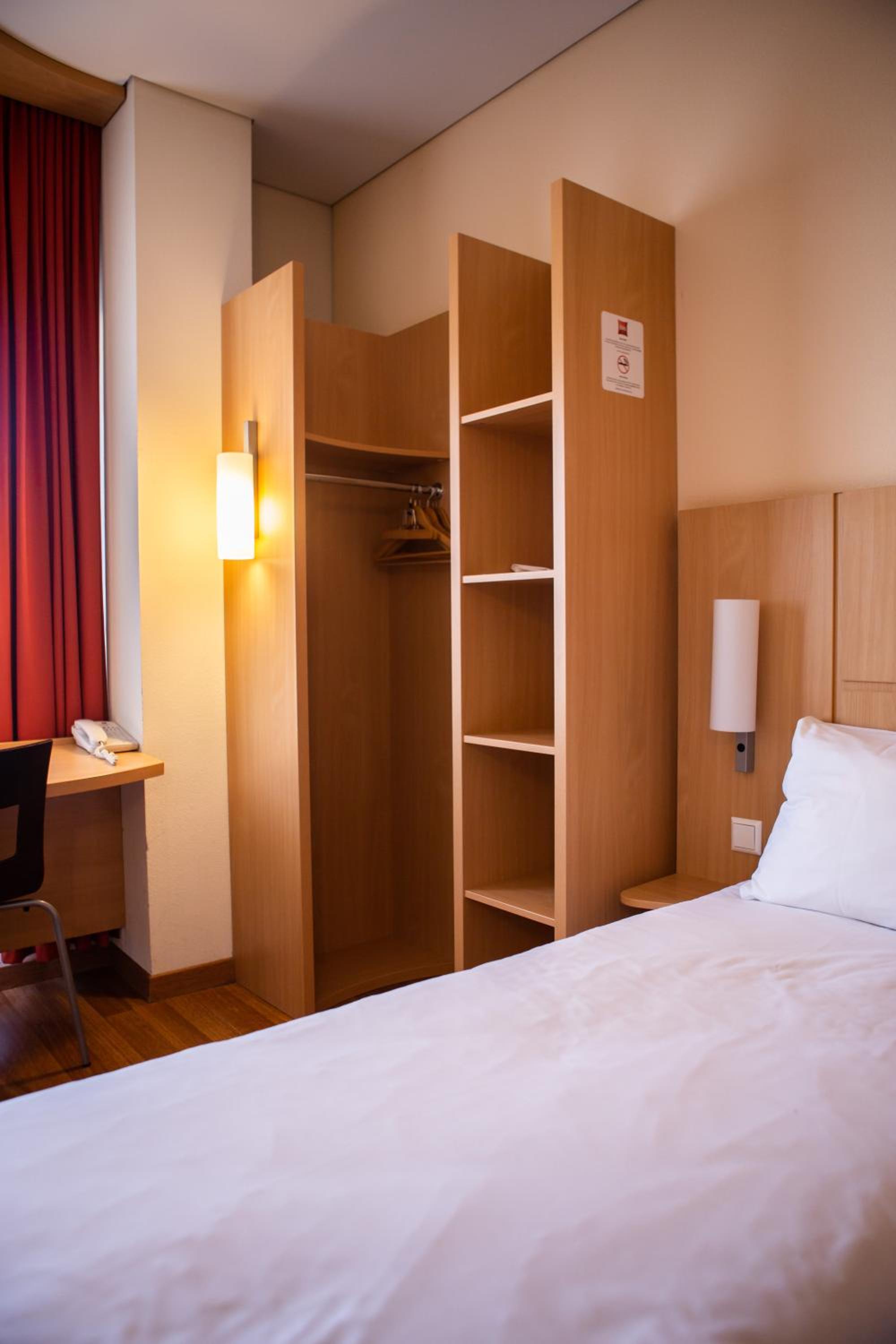 Standard Twin Room - Photo 7