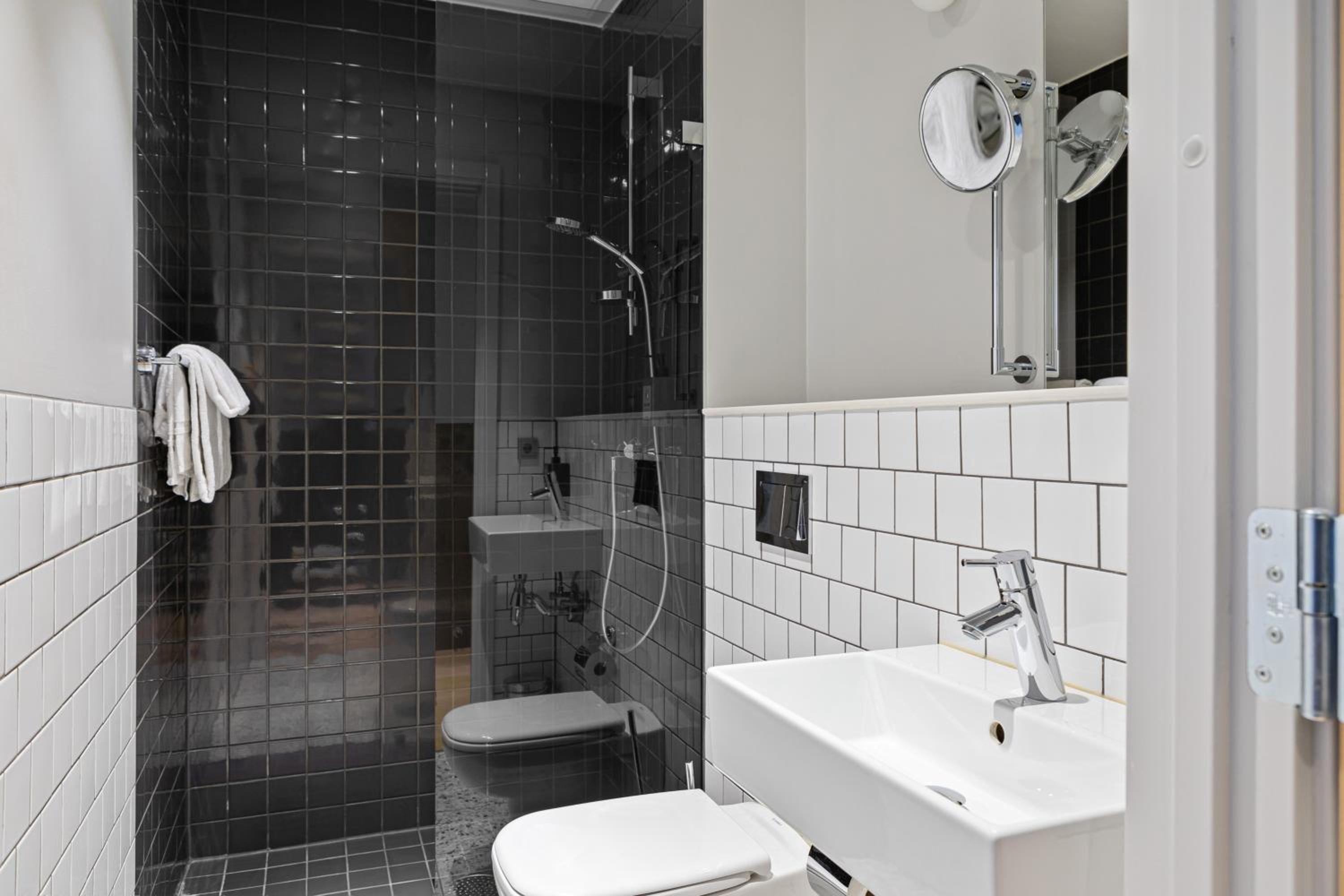 Standard Double or Twin Room thumbnail 6