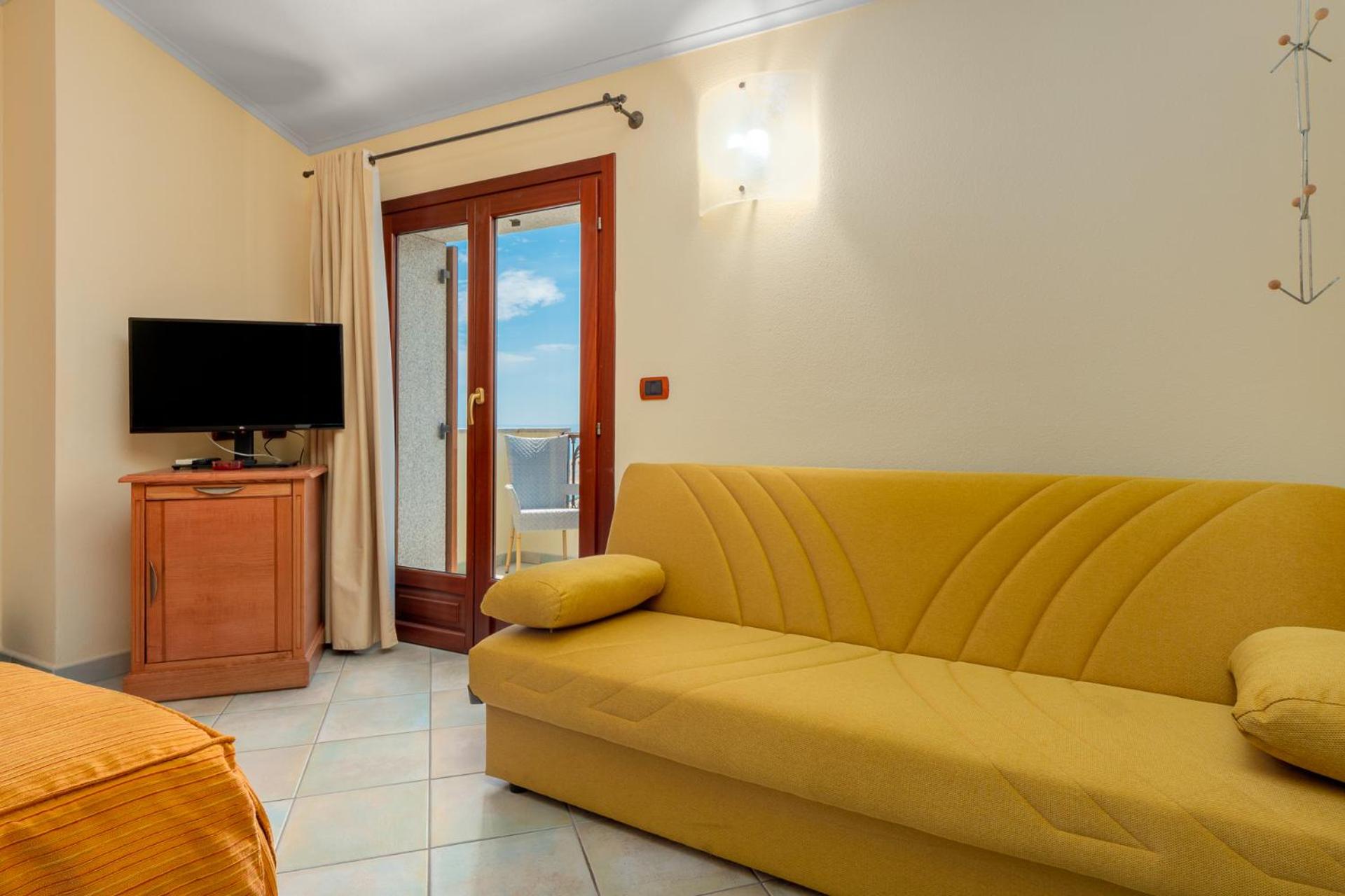Superior Triple Room with Sea View - Photo 12