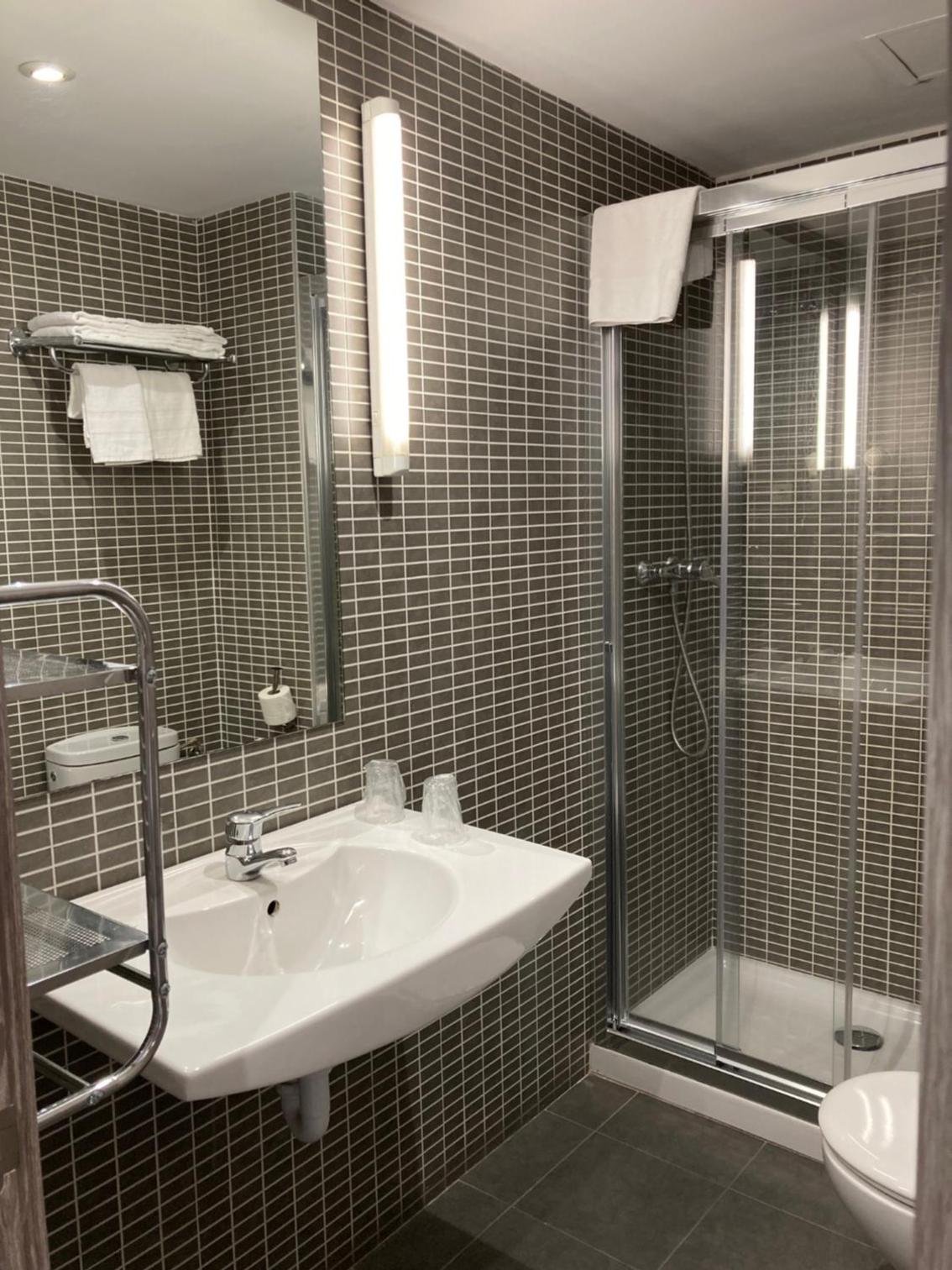 Double or Twin Room - Photo 7