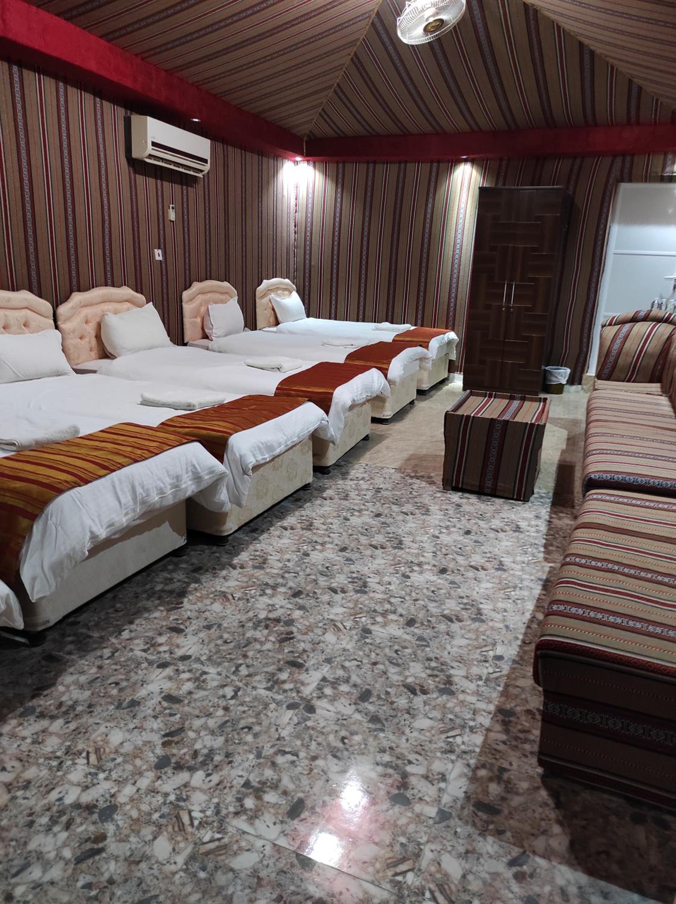 6-Bed Mixed Dormitory Room photo 1