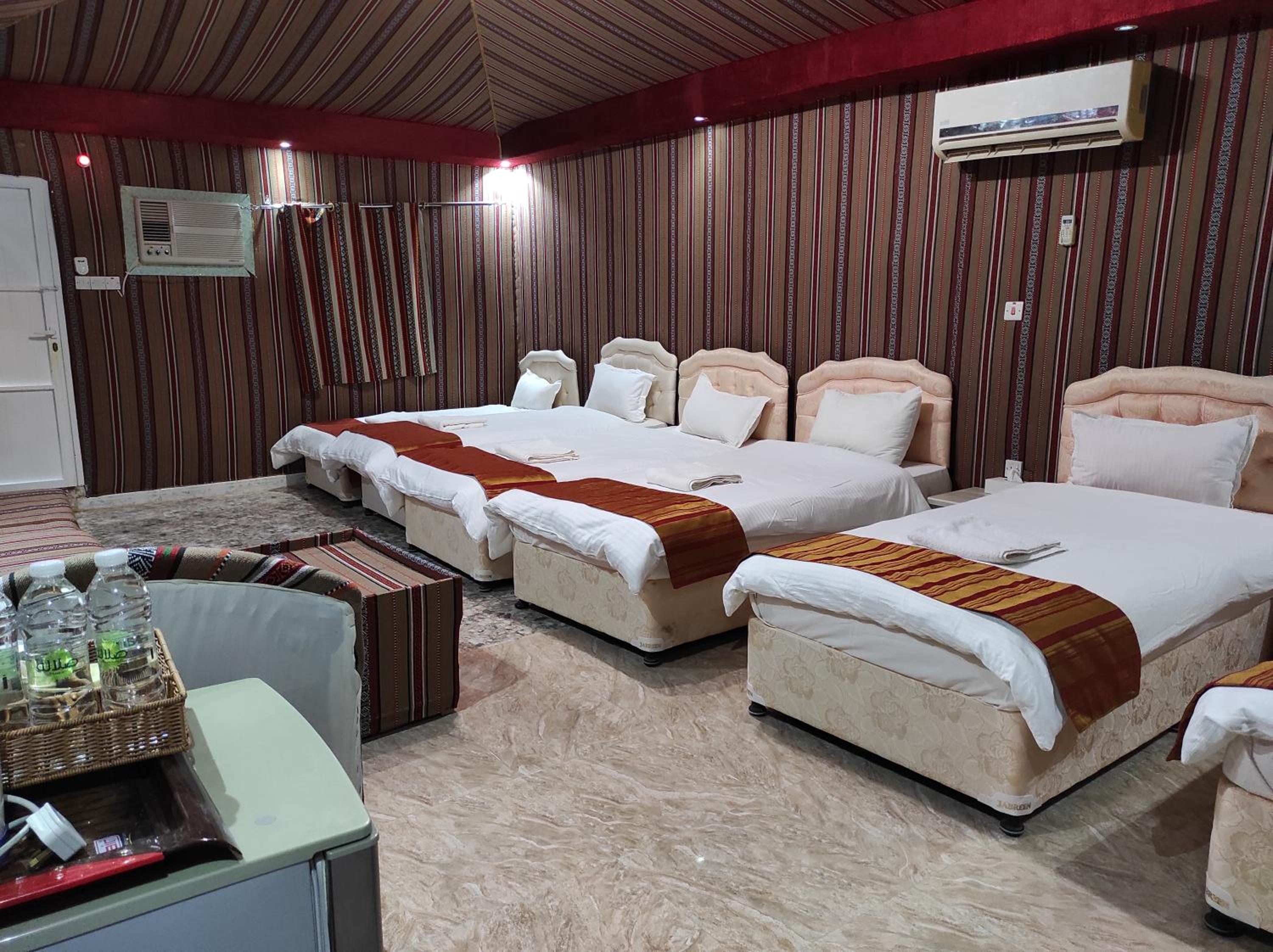 6-Bed Mixed Dormitory Room photo 2